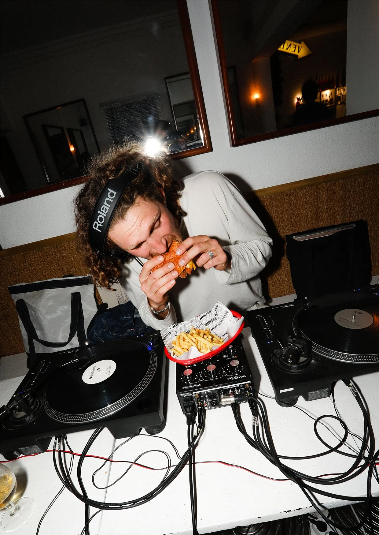 Dj eating hambuergesa on the mixer.jpg
