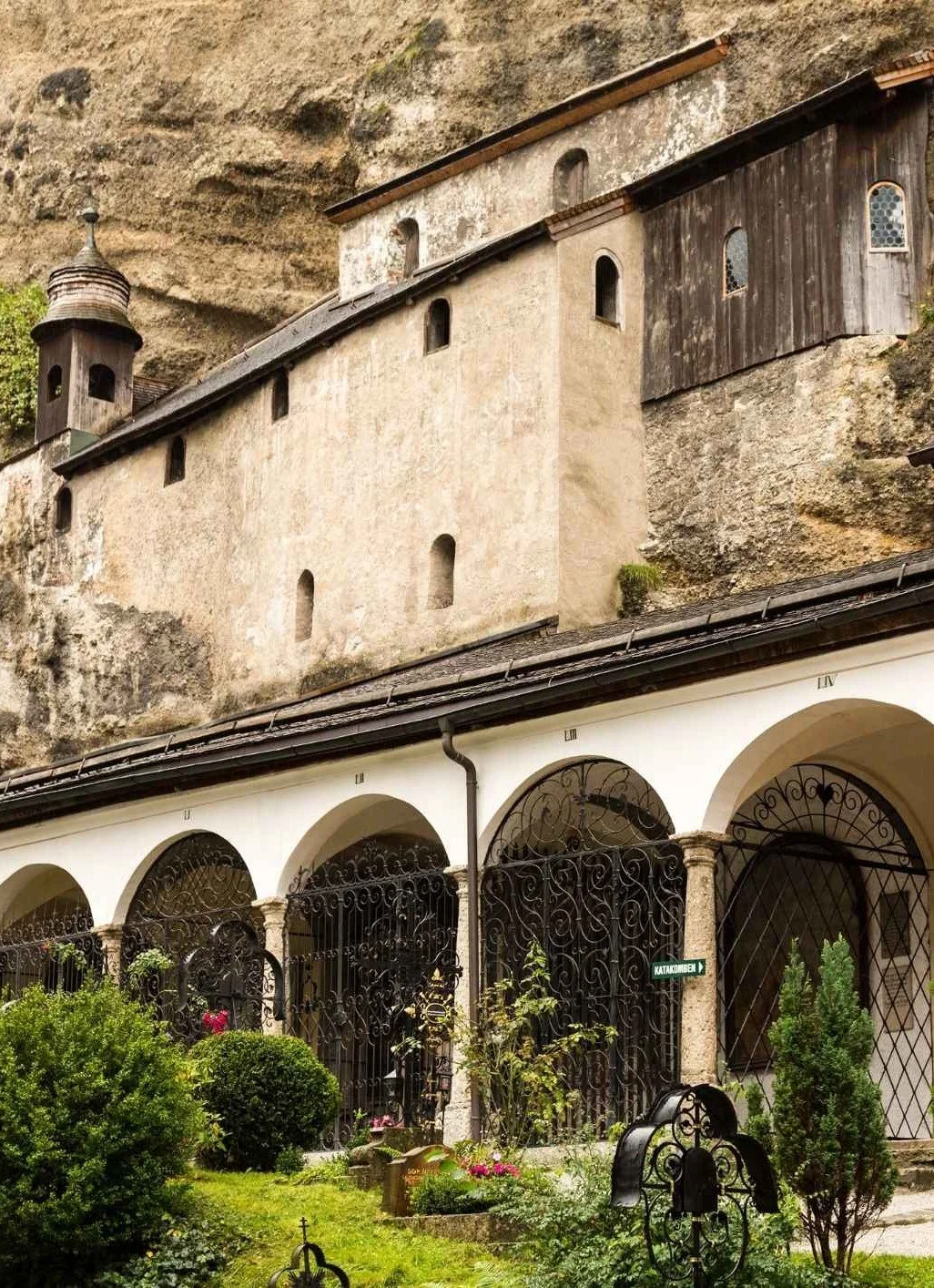 Friedhof Arkaden Salzburg.jpg