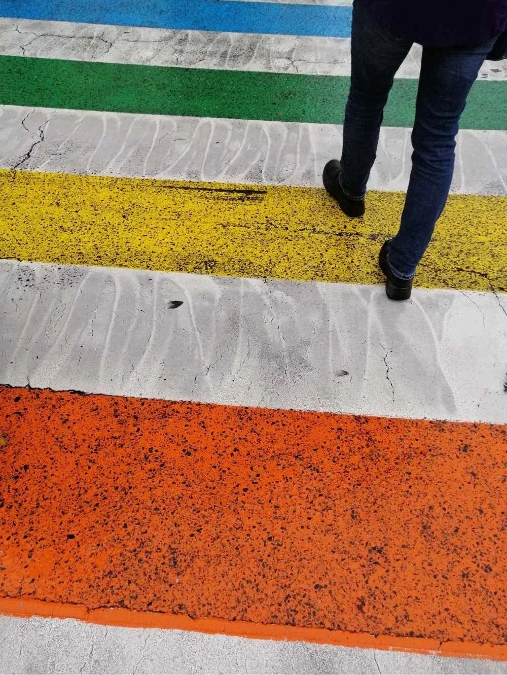 Regenbogen Zebrastreifen Salzburg.jpg