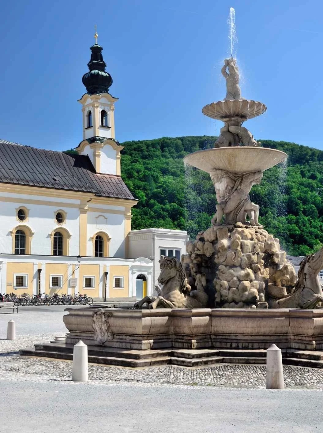 Residenzplatz mit Brunnen Salzburg.jpg