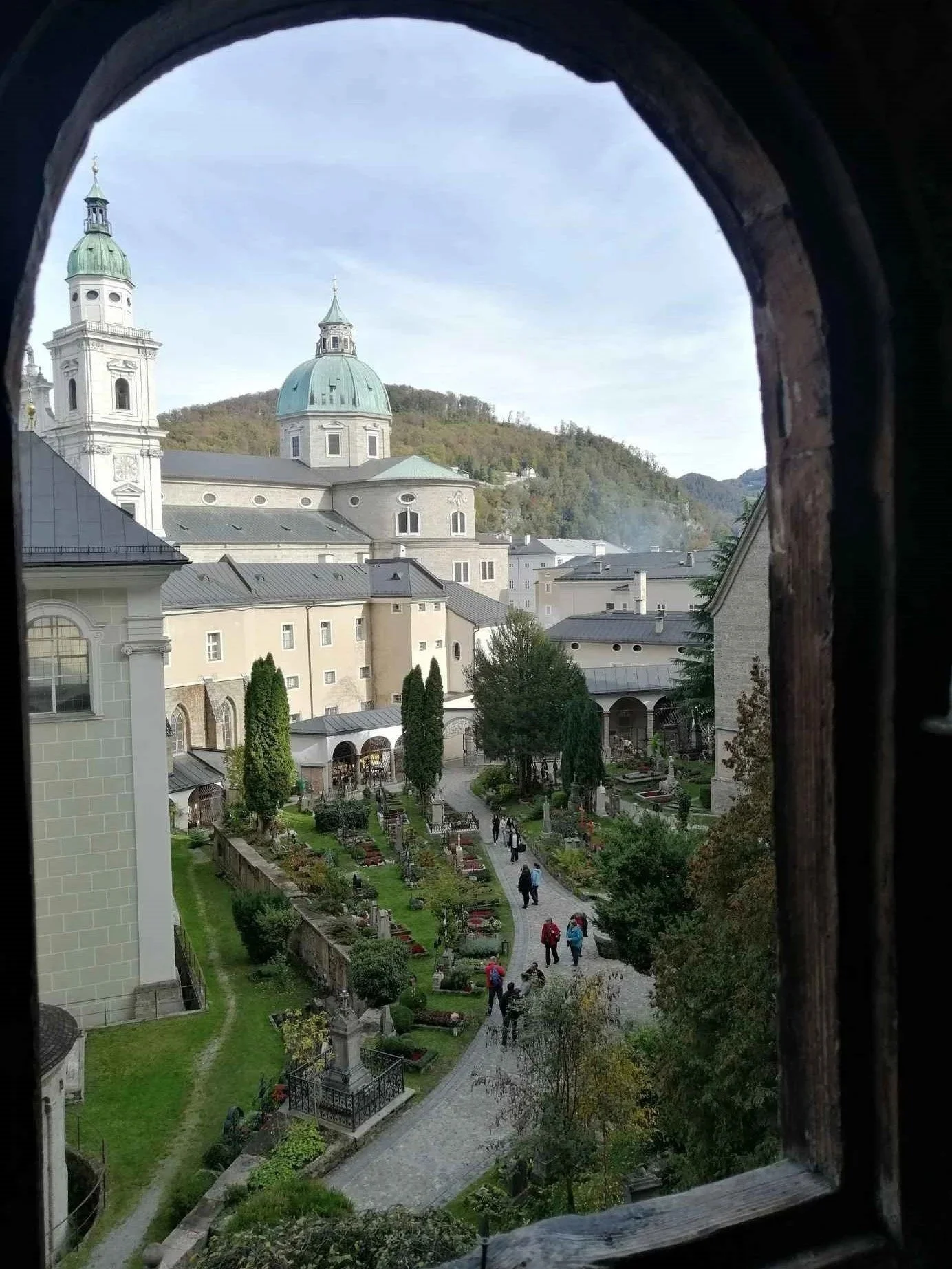 Petersfriedhof Salzburg. Blick aus den Katakomben
