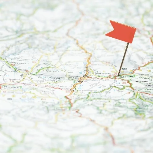 Karte mit roter Flagge markiert einen Ort.