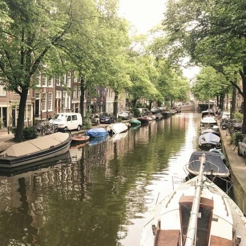 Stadtviertel mit Booten im Grachtengürtel Amsterdams