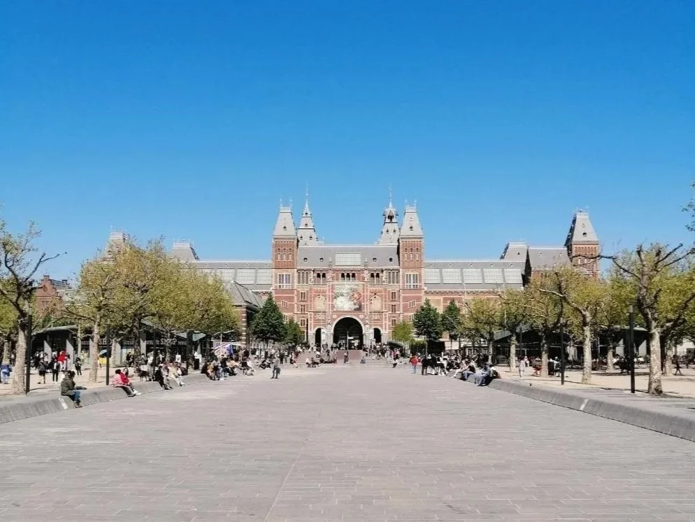 Museumsplein mit Blick auf das Rjiksmuseum in Amsterdam