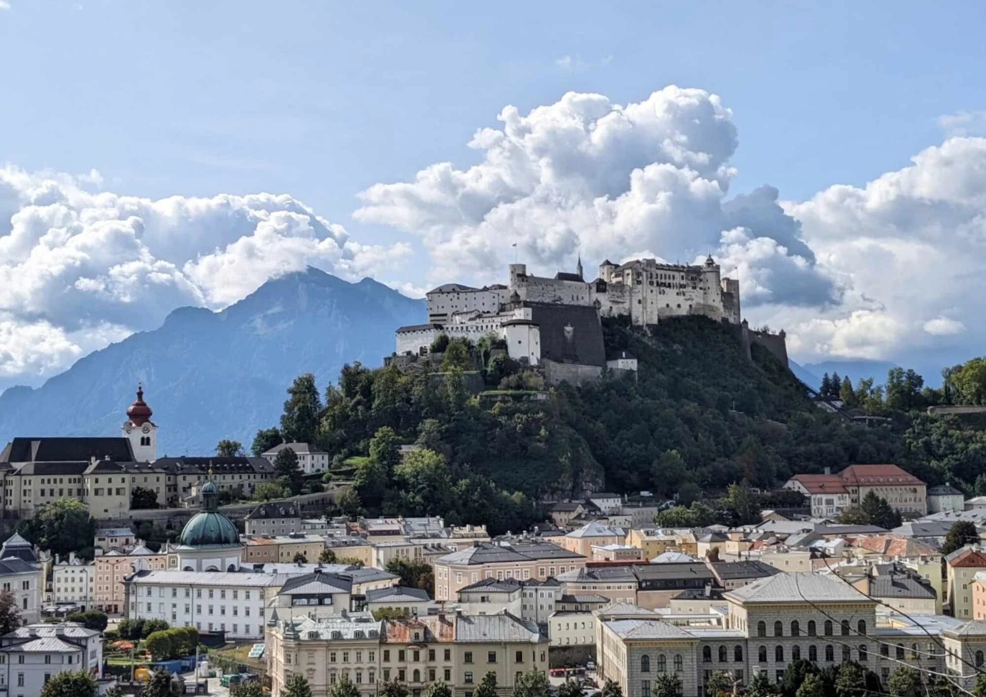 Altstadt Salzburg. Im Fokus die Festung Hohensalzburg
