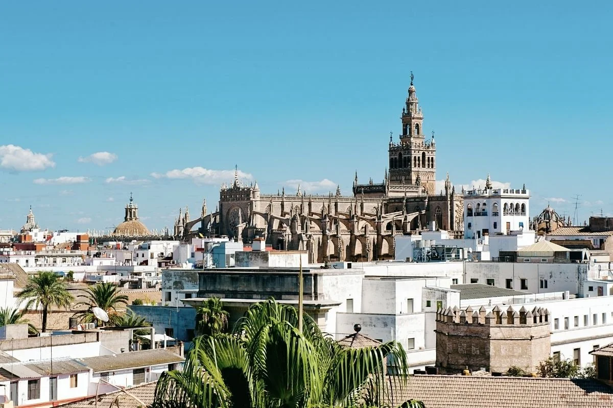 Stadtkulisse von Sevilla im Frühling