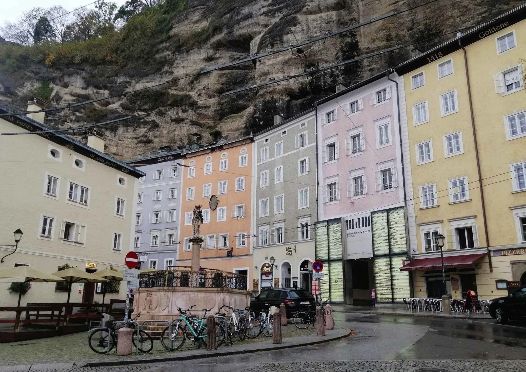 Anton Neumeyer Platz - Bunte Häuserfassaden in Salzburg