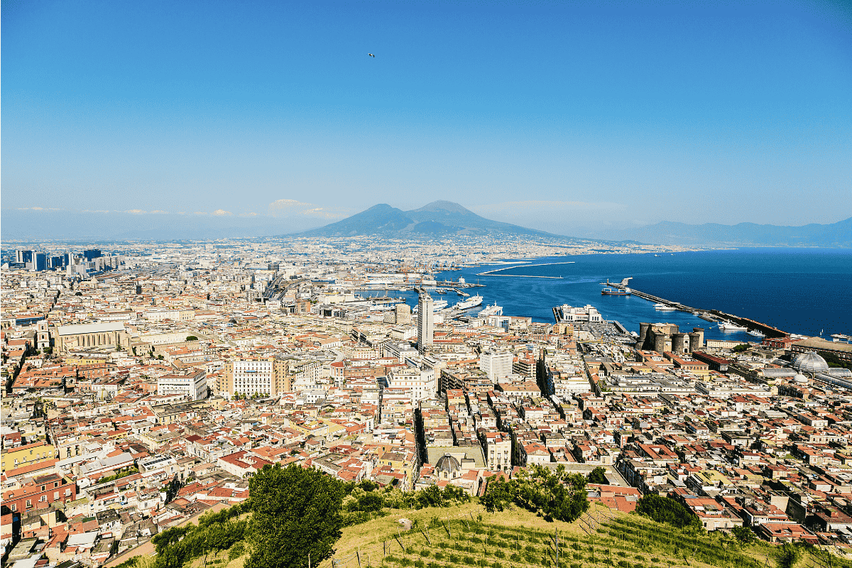 Aussicht auf die Stadt Neapel im Frühling