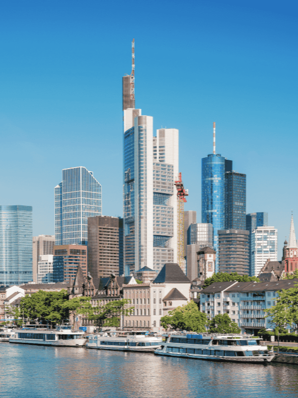 Blick vom Main auf Frankfurt