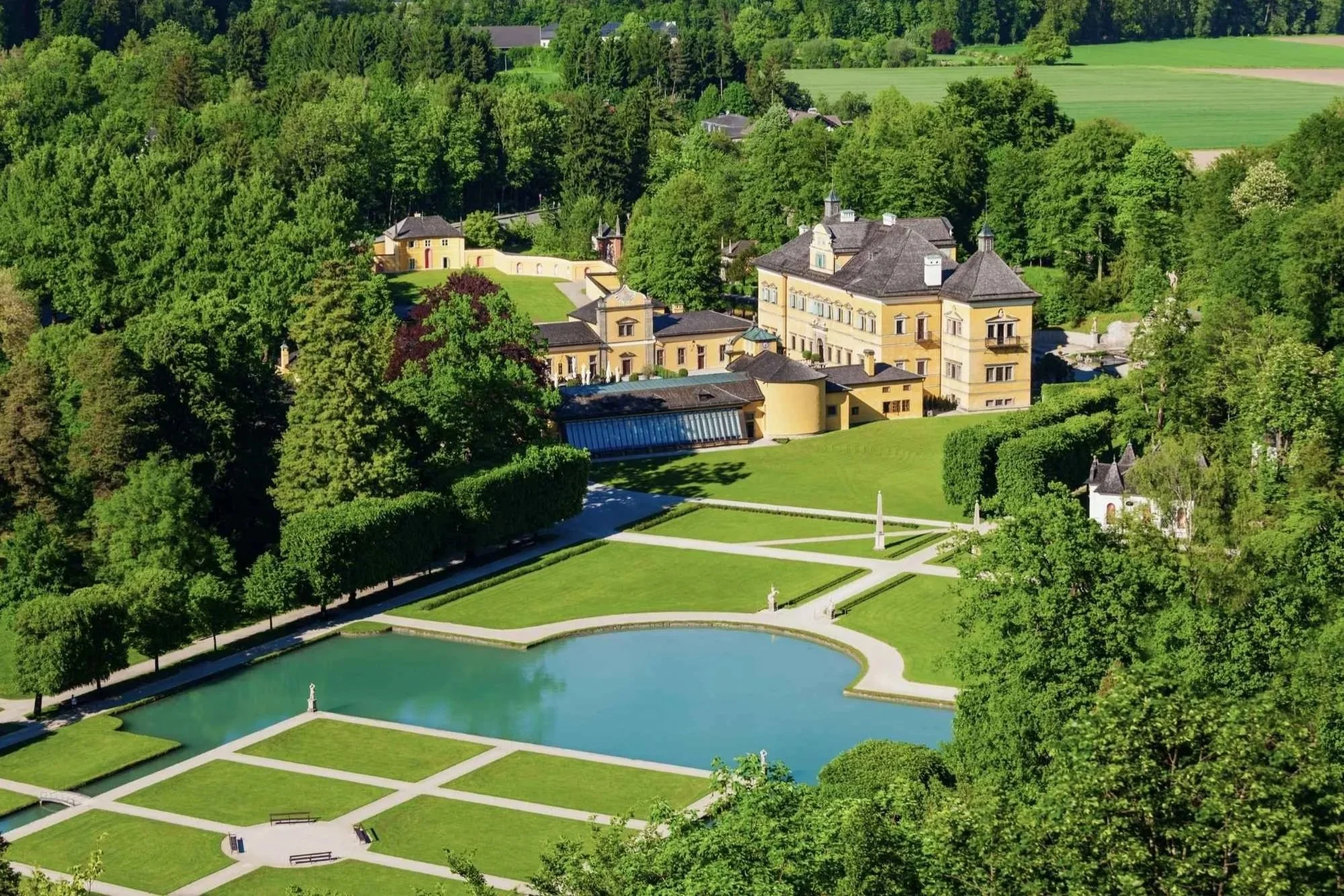Schloss Hellbrunn im Vordergrund der Garten