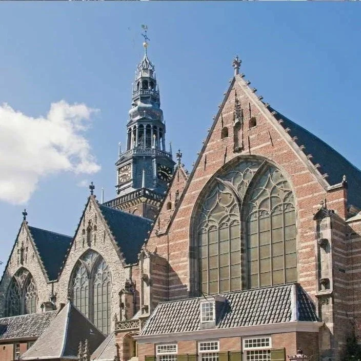 Oude Kerk im Viertel De Wallen in Amsterdam