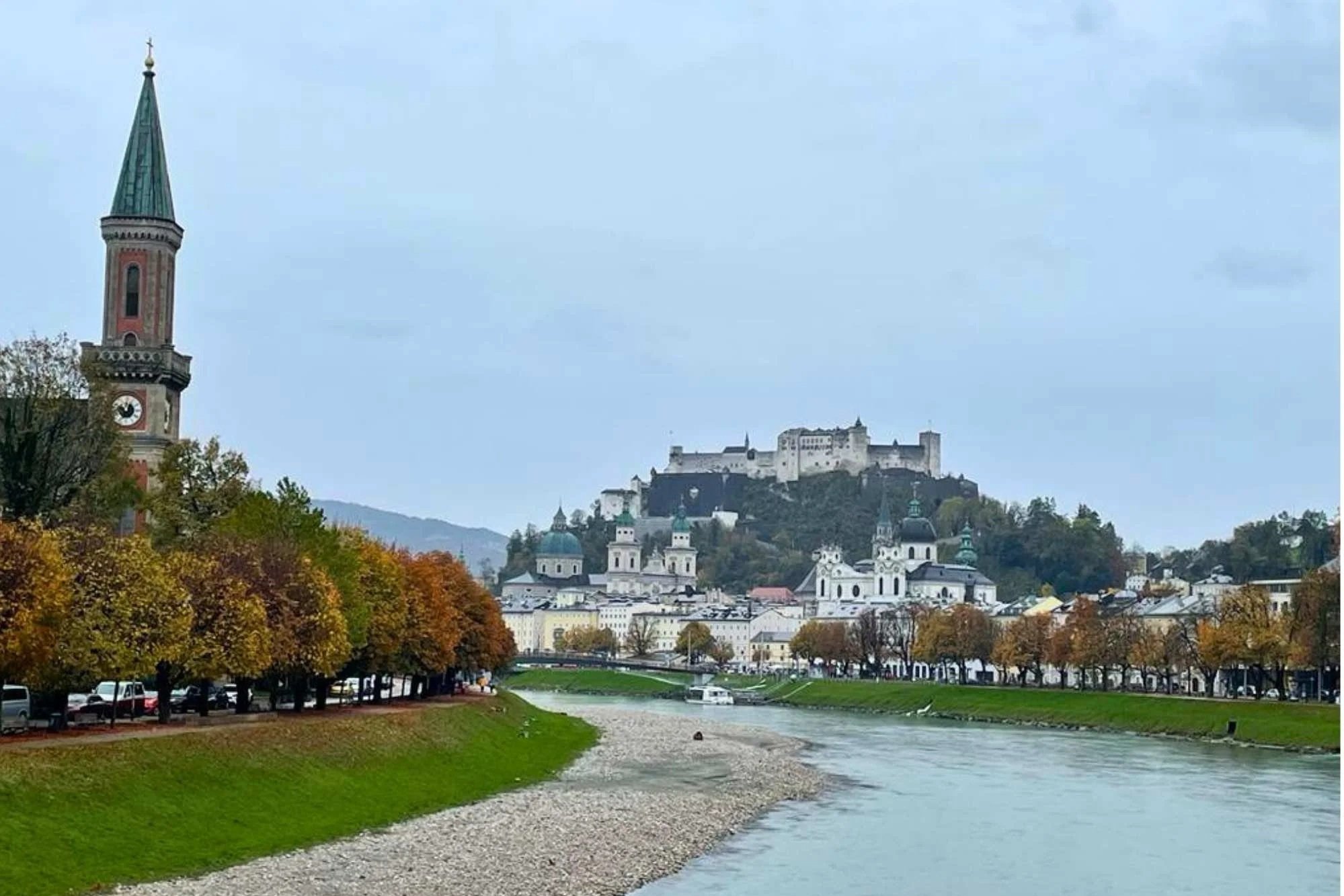die Salzach. Im Hintergrund die Altstadt Salzburg