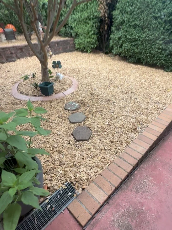 Absolutely knackered but a very rewarding Job to say the least, remulched a clients gardens at there property in Curtin today, 6 hours 15 cubes of mulch and 3 lads with very sore hamstrings, onto the next job here we go #carpentry #landscaping #satur