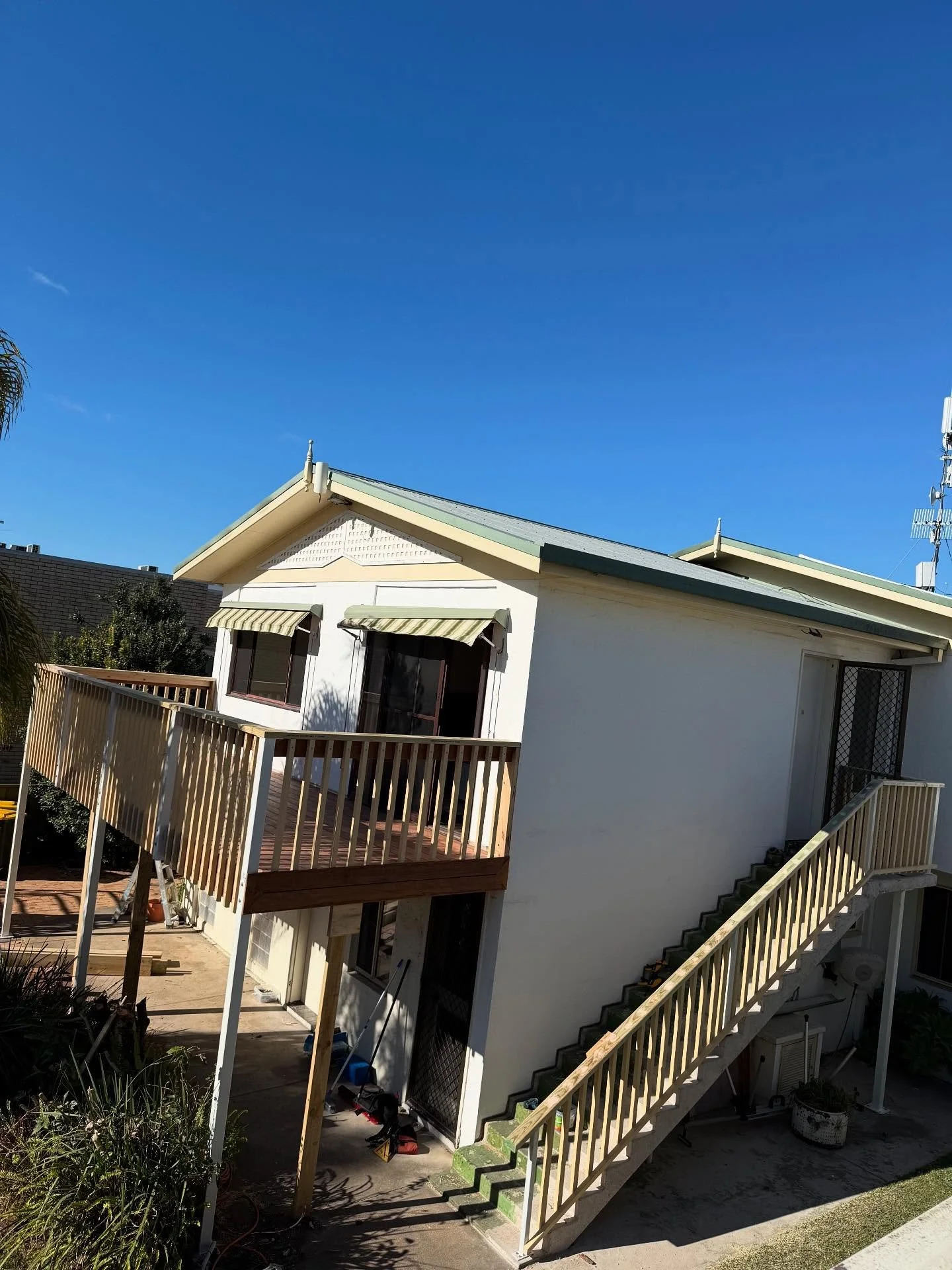 Deck one complete, stay tuned for the back deck in the coming week 🔨😎