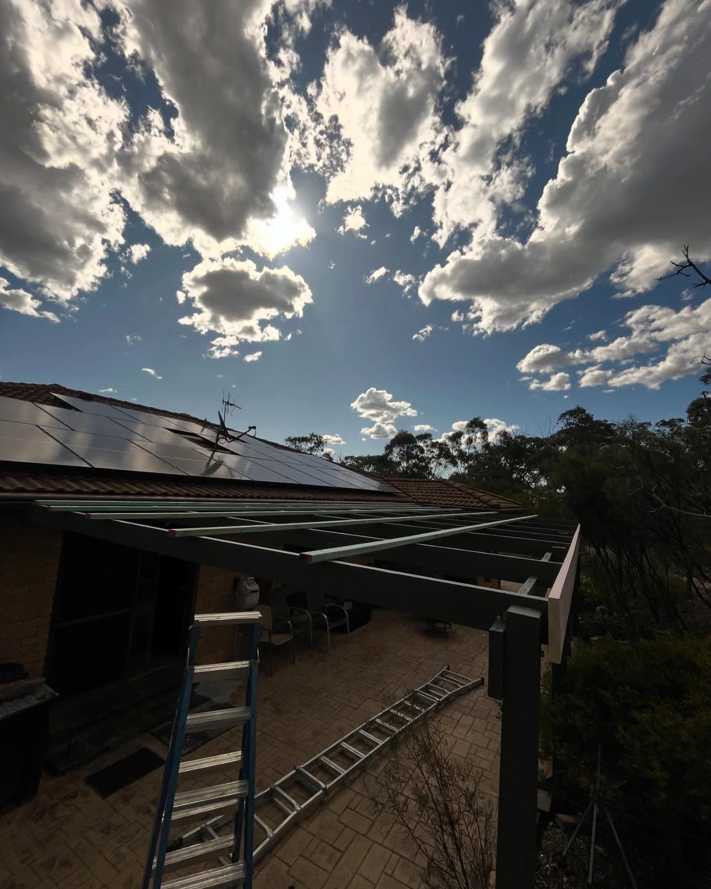 Patio restoration underway🪴 next step install our sheets,gutters and barge caps, this will definitely bring some life to the backyard! Stay tuned 🍃 @tygibbsbro1