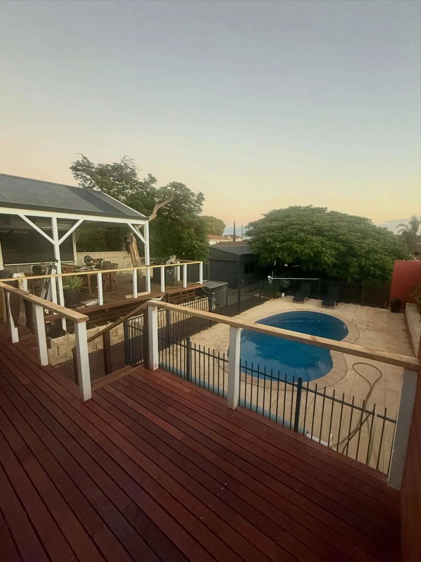 GERALDTON DECK EXTENSION PART TWO.  I&rsquo;ve headed over west to complete the Supply and construction of a raised external timber deck adjoining the residence, providing direct access from the home&rsquo;s sliding doors and creating an extended out