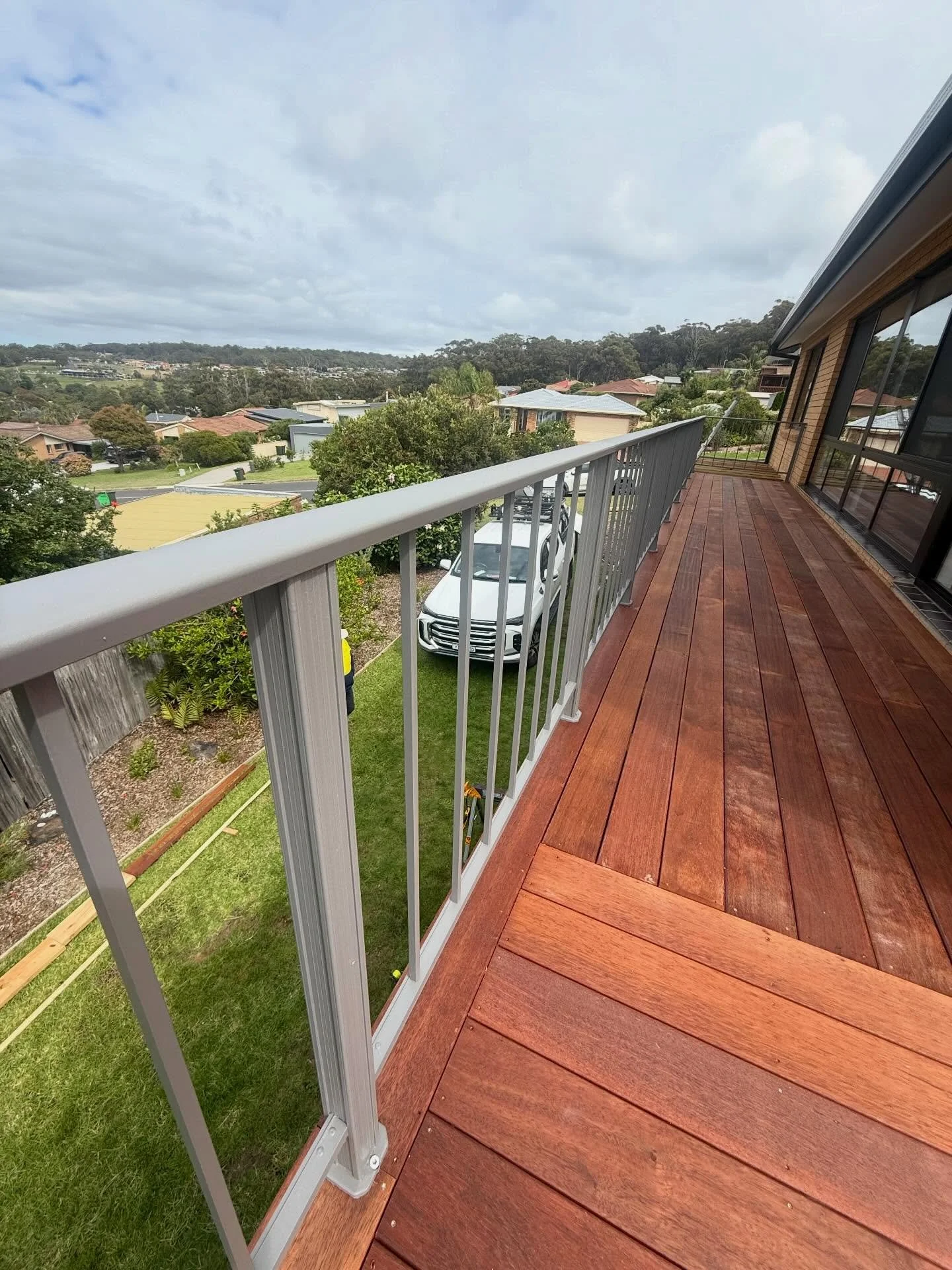 Golf circuit Tura beach deck renovation, Merimbula🦘. This project involved the complete refurbishment of an elevated timber deck, including the replacement of structural joists to ensure long-term stability and compliance. New Merbu 140 Wide decking