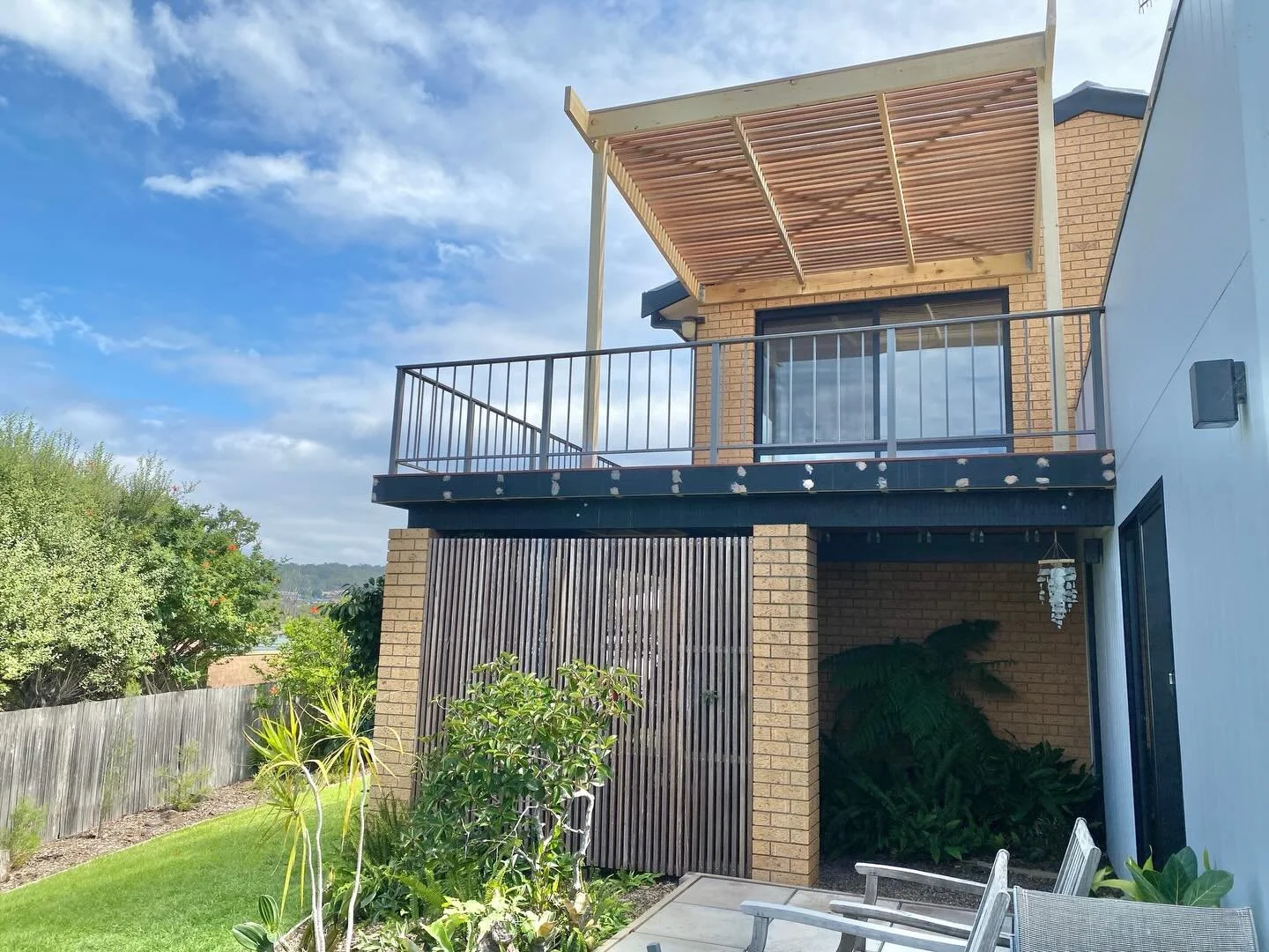 Tura Beach Pergola 🪜🔨 Upgrade your outdoor space with a stylish and functional pergola built to last. This design features a solid pine structural frame paired with premium spotted gum battens overhead, delivering the perfect balance of strength, d