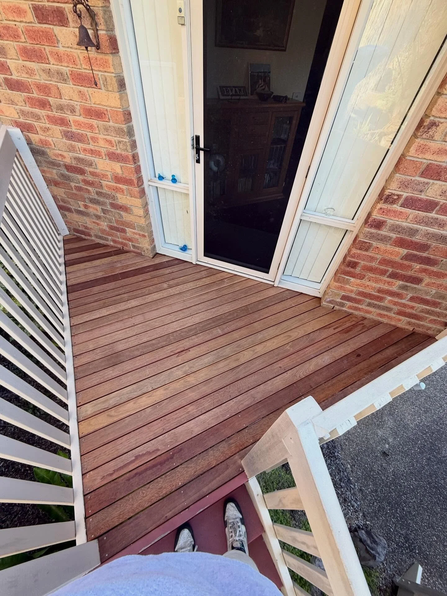 DECK REFERB EDEN NSW🫵🏻. Upgrade your entry landing with a complete replacement of all rotten decking boards and failing joists. This service removes compromised timber and installs a brand-new, solid subframe with fresh structural joists, ensuring 