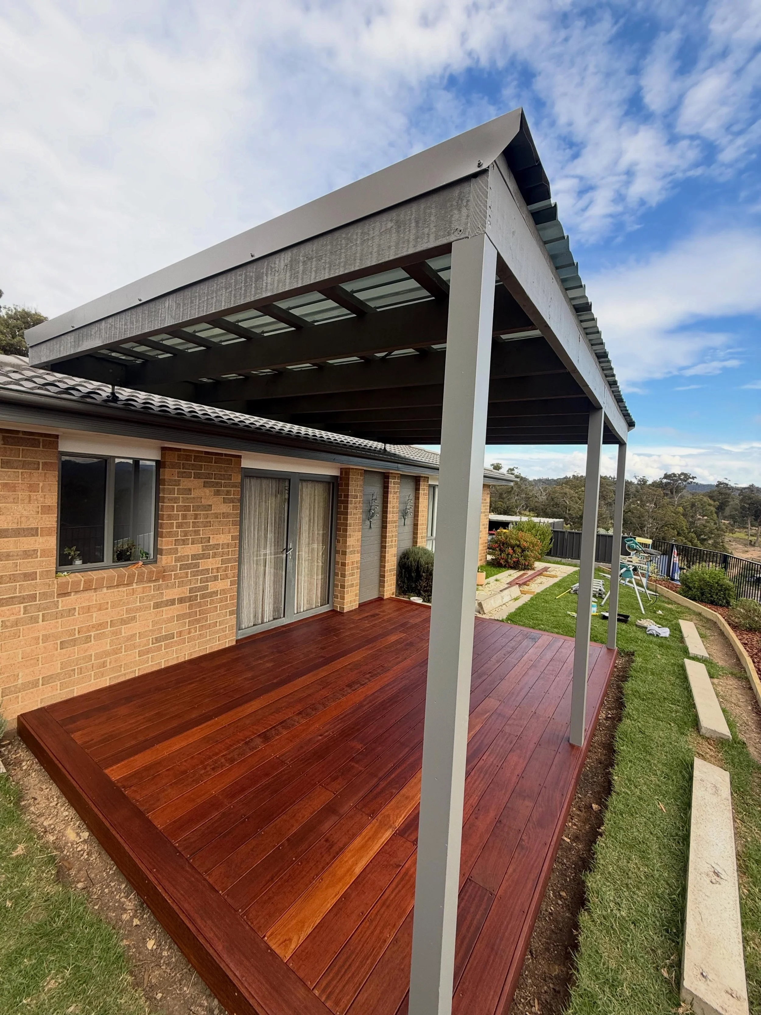 BOYDTOWN Pergola &amp; Deck Conversion &ndash; Project Description
Transformation of an outdated outdoor area into a modern covered entertaining space, featuring the construction of a raised Merbu deck and pergola . Works included full site preparati