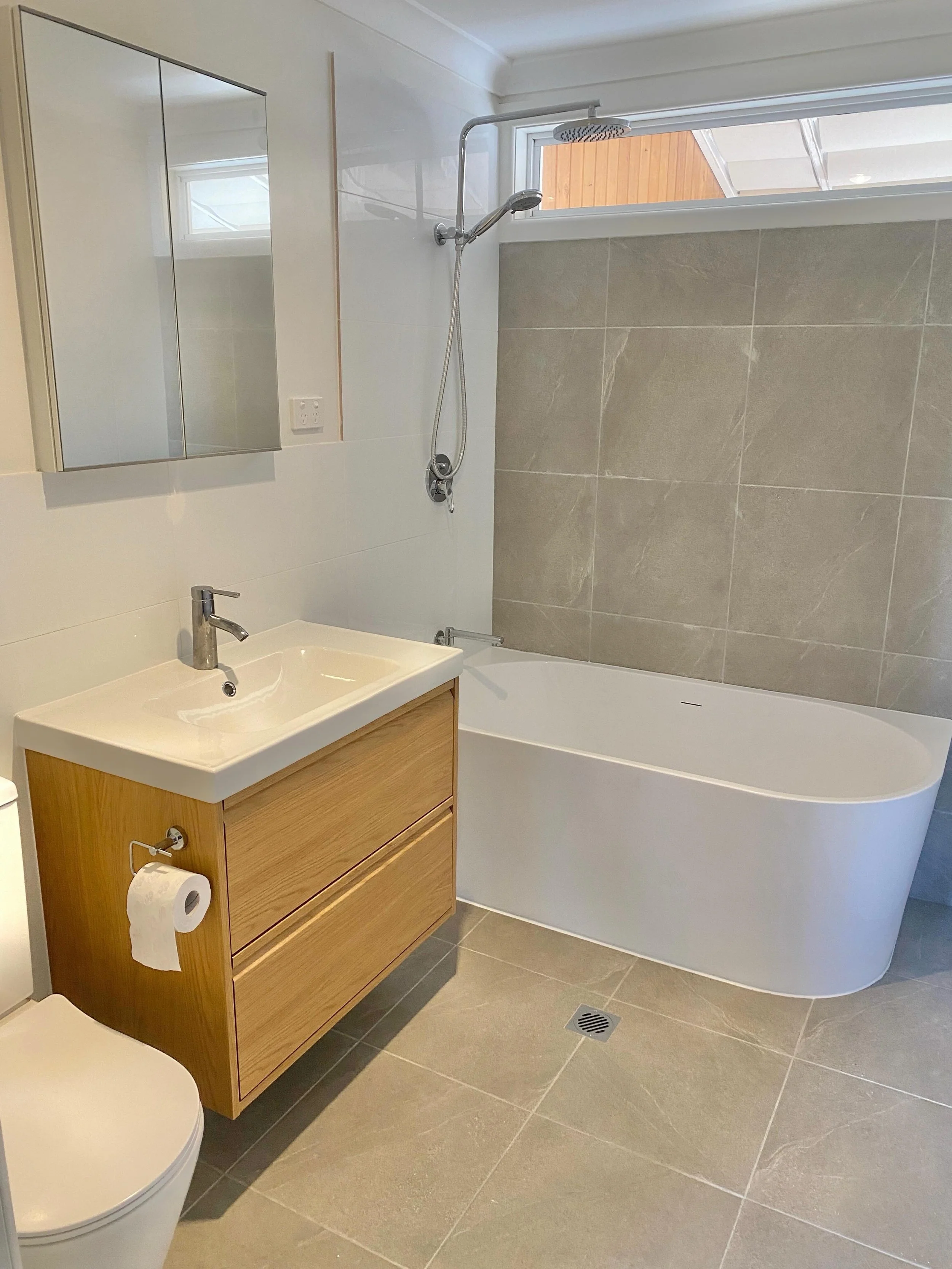 Bega Bathroom Renovation &ndash; Complete Modern Upgrade
Complete renovation of existing outdated bathroom, transforming the space into a modern, functional and high-end finish. Works included full demolition and removal of existing shower enclosure,
