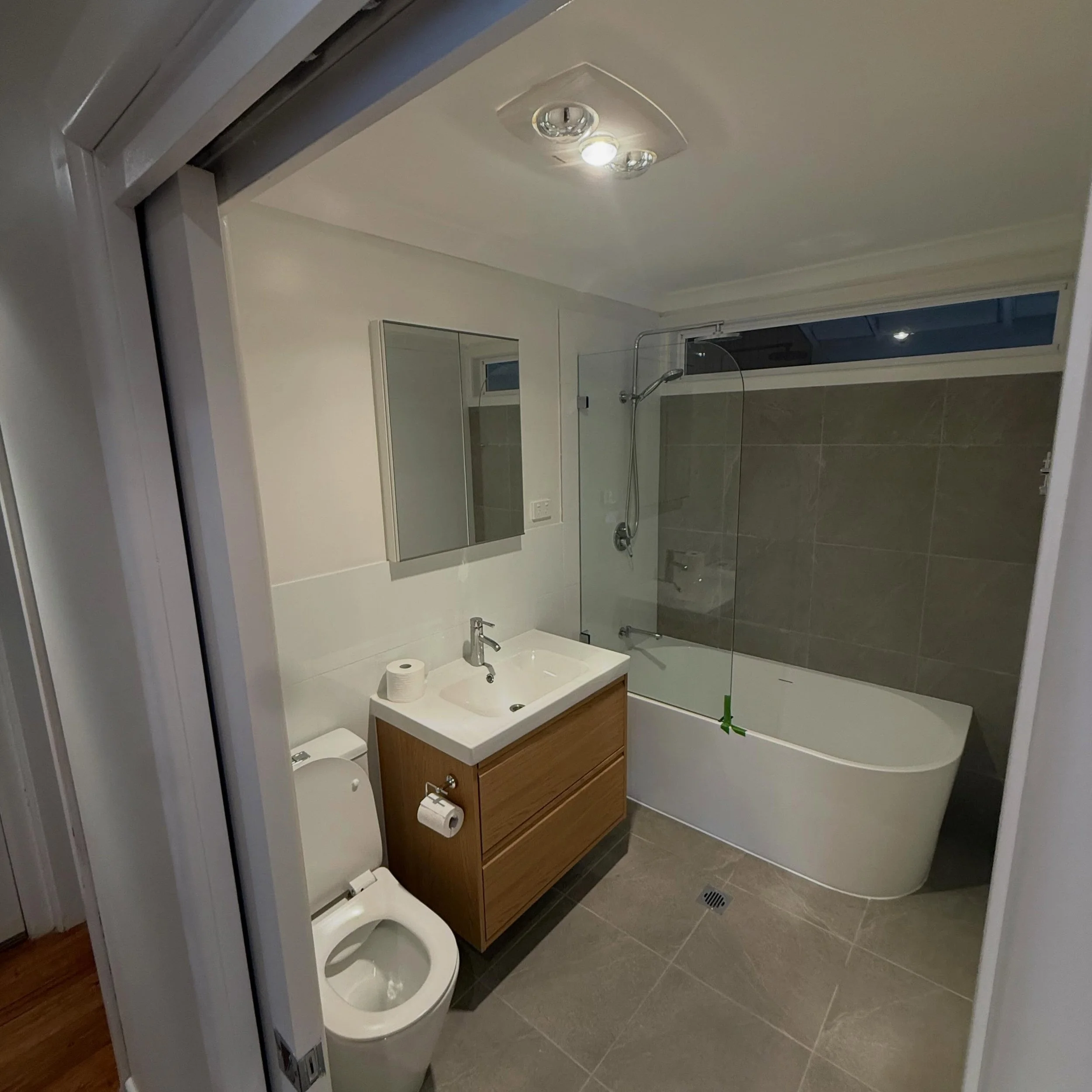BATHROOM RENOVATION BEGA- BEFORE AND AFTER 🛁 #bathroomreno #bega #southcoast #chippy #carpentryaustralia