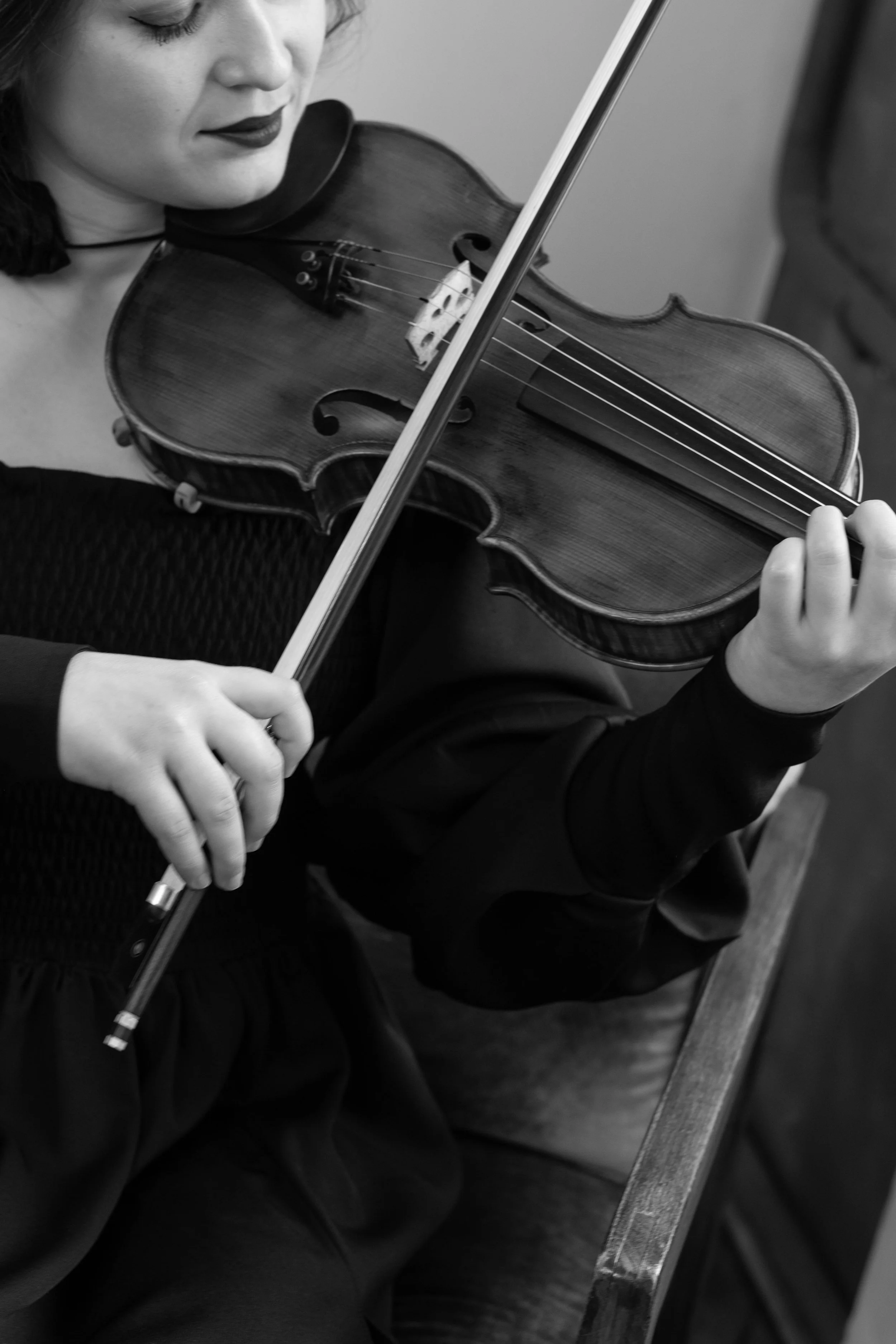 black and white image of musician with violin