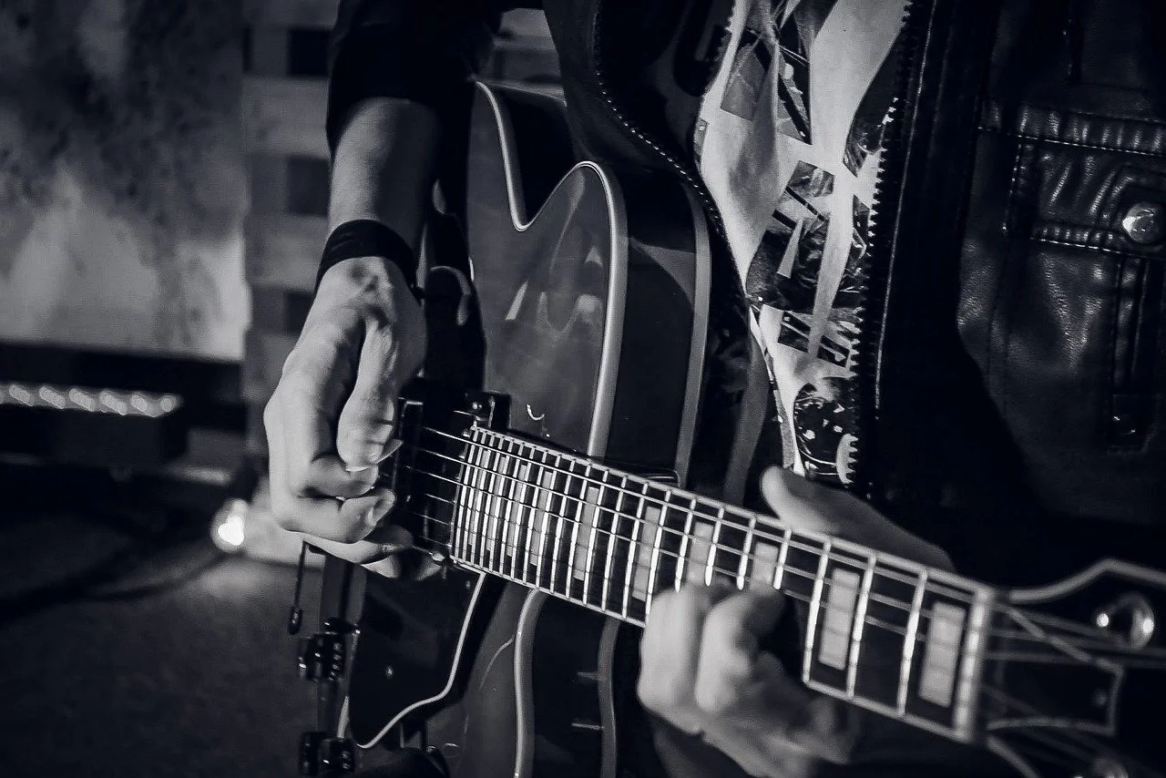 singer-with-guitar