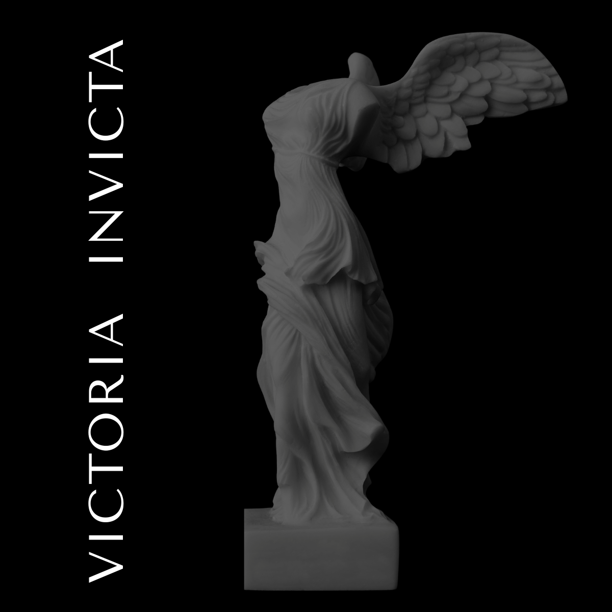 Estatua de la diosa griega Victoria con alas extendidas, vista lateral, en fondo negro, con texto en blanco que dice "Victoria la invicta" a la izquierda.