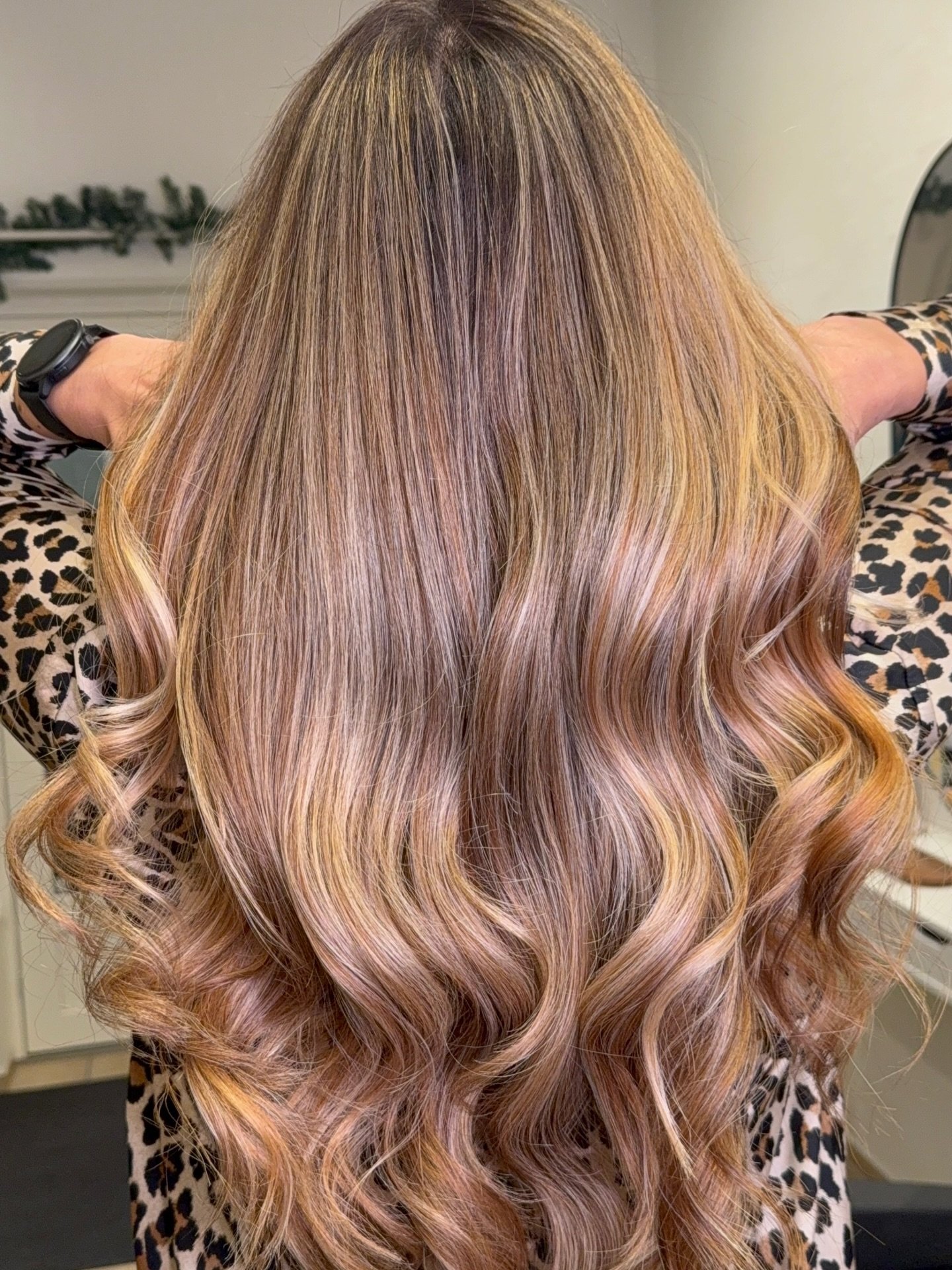 N&aring;r der skal lidt mere power p&aring; h&aring;ret🙌🏽🔥🤩 bye bye brown- hello bronde😂😍! Smid et like, hvis du synes at hun kan v&aelig;re bekendt at flashe dette h&aring;r🔥🔥🔥 #balayage #golden #bronde