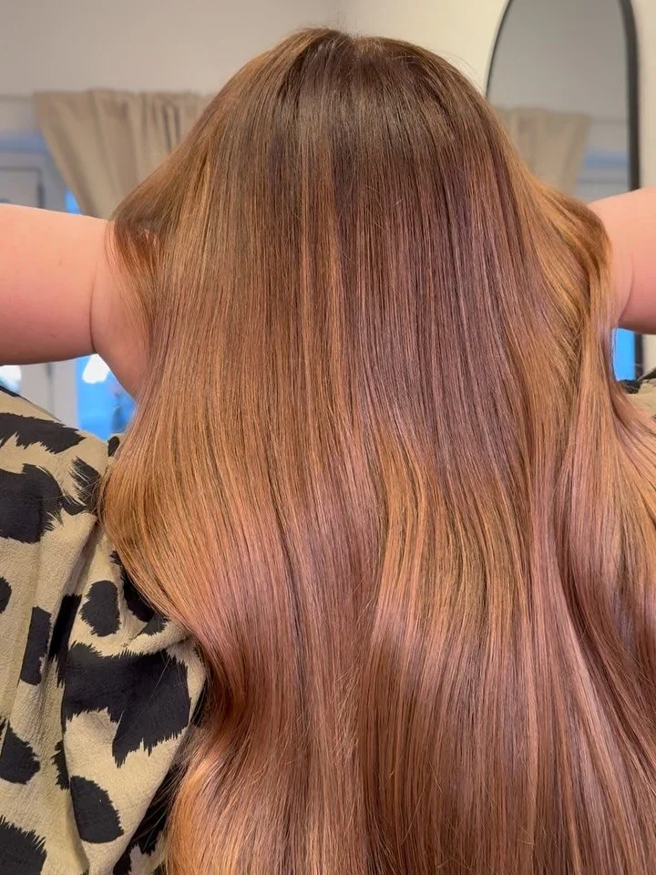 Wow en farve og wow en glans 😍🔥Her er der kommet en bundfarve i og en toning i resten af h&aring;ret, for at bibeholde de forskellige nuancer der i forvejen findes 🤩🌟 og s&aring; er der selvf&oslash;lgelig ogs&aring; kommet en PLEX behandling , s