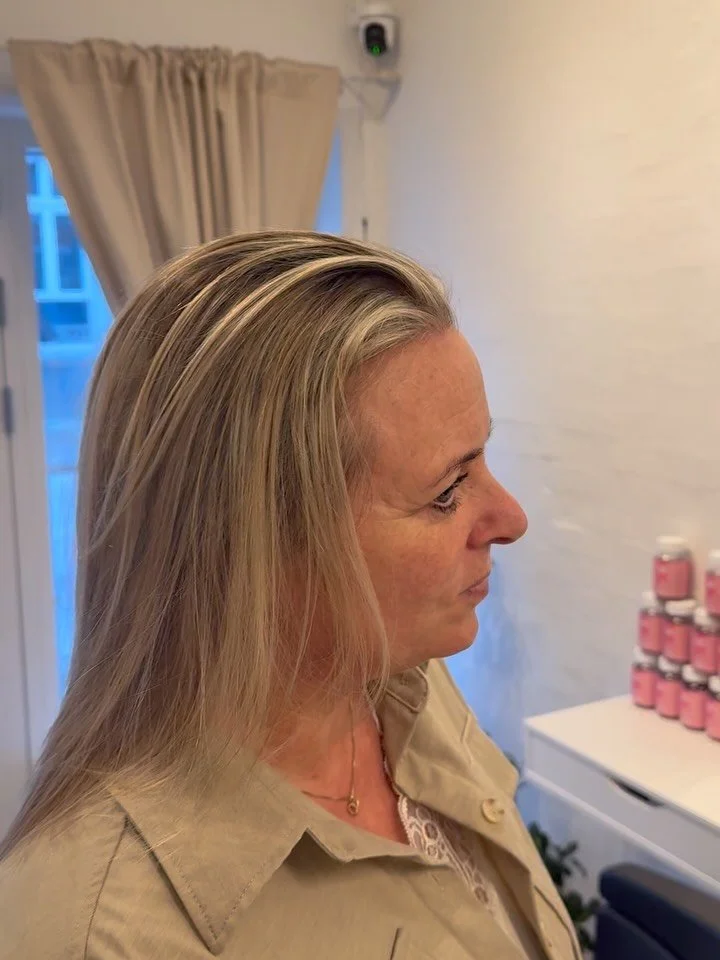 Endnu en kunde, som var tr&aelig;t af den markante udgroning😱 S&aring; hun fik ogs&aring; b&aring;de lyse og m&oslash;rke striber i h&aring;ret, for at kn&aelig;kke det lyse og give det et bl&oslash;dere blend 😍🔥 hvis bare i kunne se det i levende