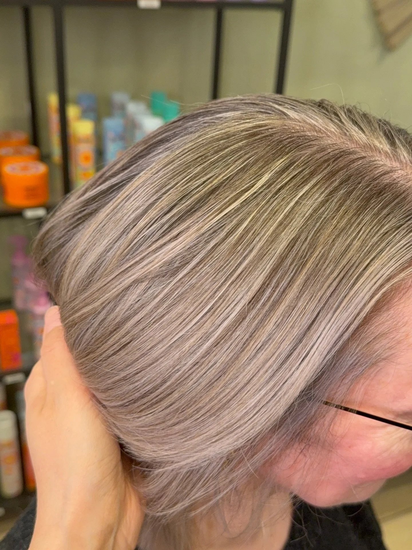 Det fantastiske ved at en kunde f&oslash;lger en igennem &aring;rerne, er at man kan v&aelig;re med til at n&aring; et m&aring;l sammen🙌🏽 min kunde var tr&aelig;t af de gr&aring; h&aring;r i udgroningen og plejede egentlig bare at farve sit h&aring