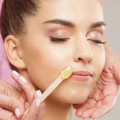 Voksbehandling, læber, bryn, ører i Aalborg ved frisør Amani fra AA Studio