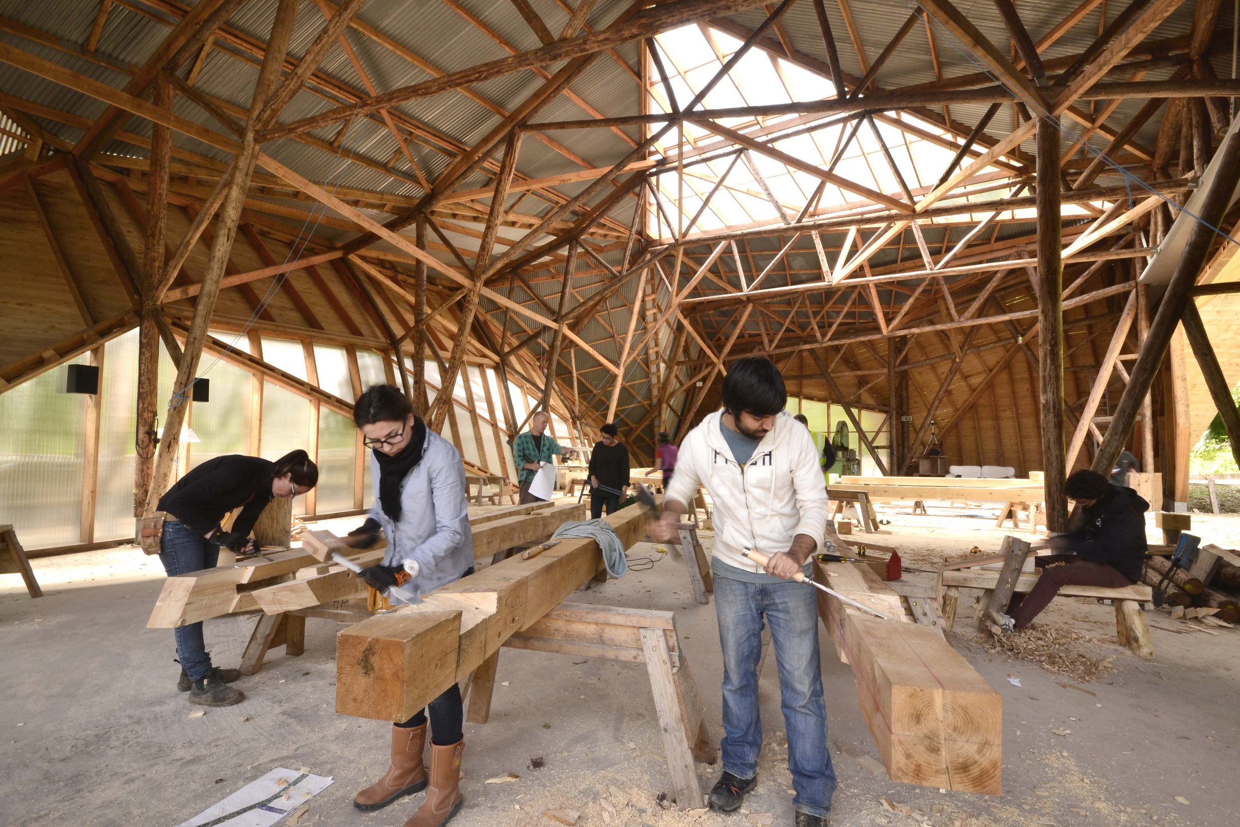 Big_Shed_Interior_Students_Working_01_©Nozomi_Nakabayashi.jpg