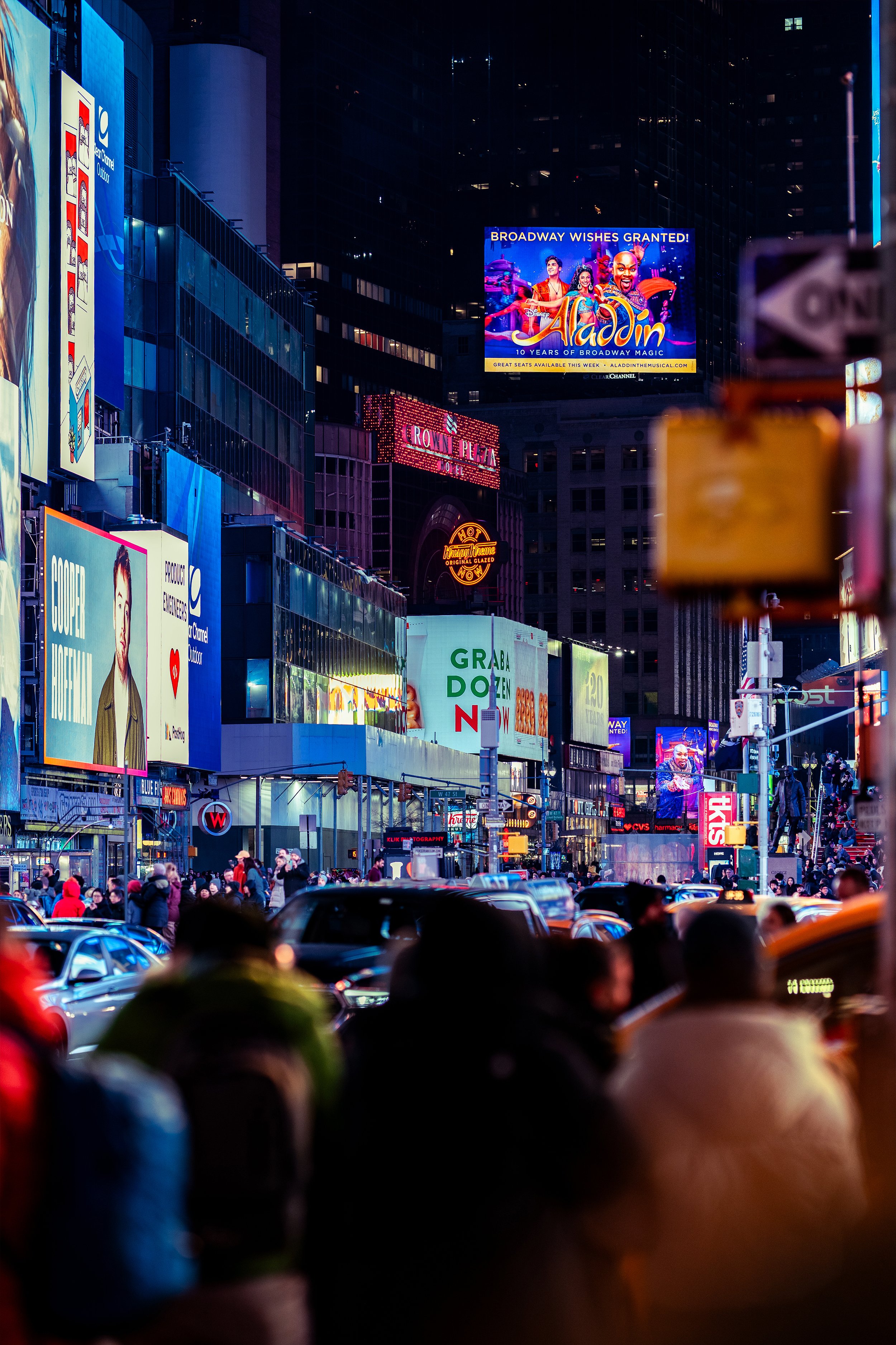 **Im Puls der Nacht**

Times Square schläft nie. Zwischen Licht, Bewegung und unzähligen Gesichtern entsteht ein elektrischer Rhythmus – laut, intensiv und unaufhaltsam. Eine fotografische Reise durch das pulsierende Herz New Yorks bei Nacht.
