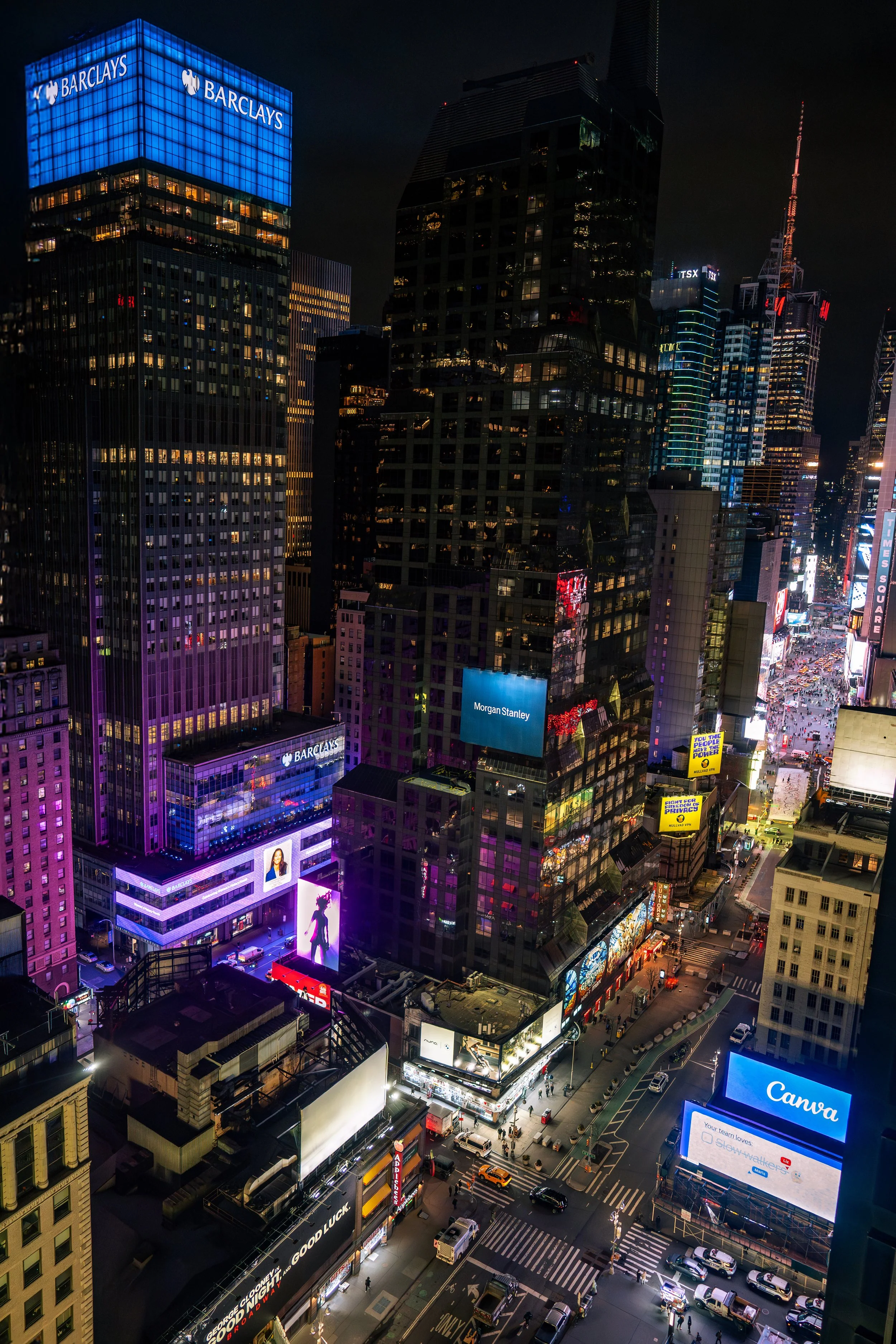 ***Im Puls der Nacht**

Times Square schläft nie. Zwischen Licht, Bewegung und unzähligen Gesichtern entsteht ein elektrischer Rhythmus – laut, intensiv und unaufhaltsam. Eine fotografische Reise durch das pulsierende Herz New Yorks bei Nacht.
