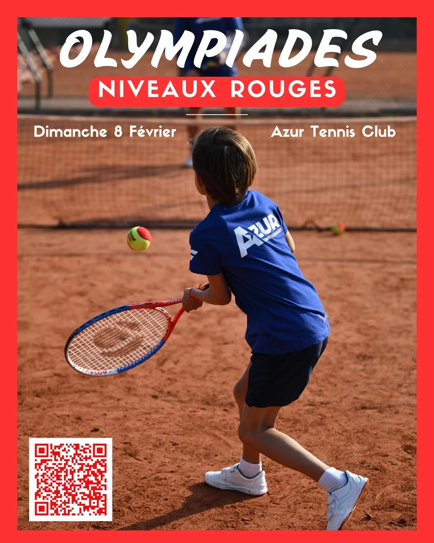 Un enfant joue au tennis sur un terrain en terre battue. Il porte un t-shirt bleu avec le logo 'Azur' au dos, des shorts noirs et des chaussures blanches. Il s'apprête à frapper une balle de tennis verte et rouge avec une raquette.