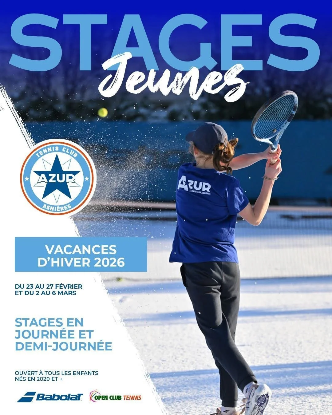 Affiche promotionnelle pour des stages de tennis pour jeunes à Asnières, hiver 2026, avec un enfant jouant au tennis sur un court enneigé.