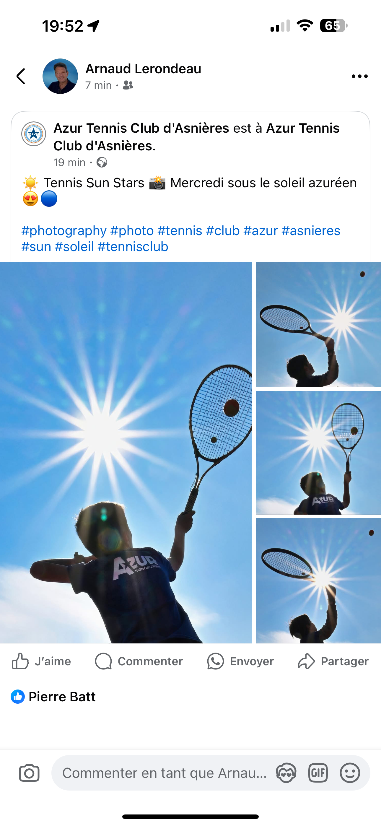 Un enfant jouant au tennis en extérieur sous un ciel ensoleillé, tenant une raquette, avec le soleil brillant directement derrière lui.