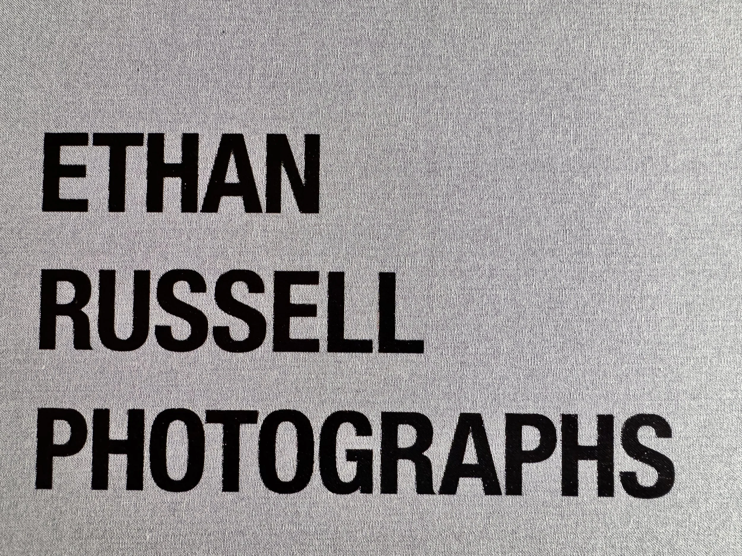Gros plan d'un document avec du texte en noir sur fond gris clair, mentionnant des termes liés à la photographie et aux appareils photo.