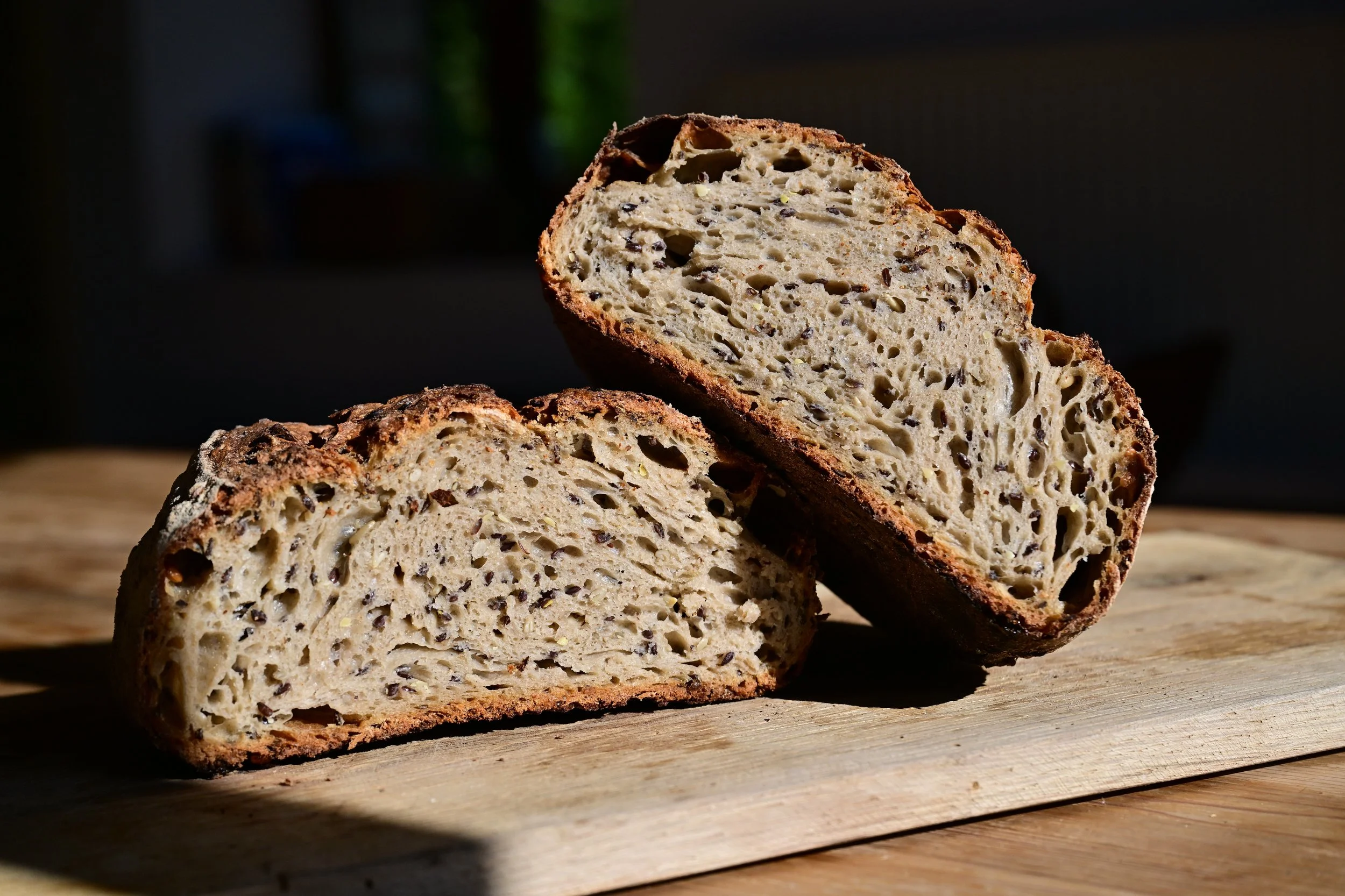 Une tranche de pain aux céréales sur une planche en bois.