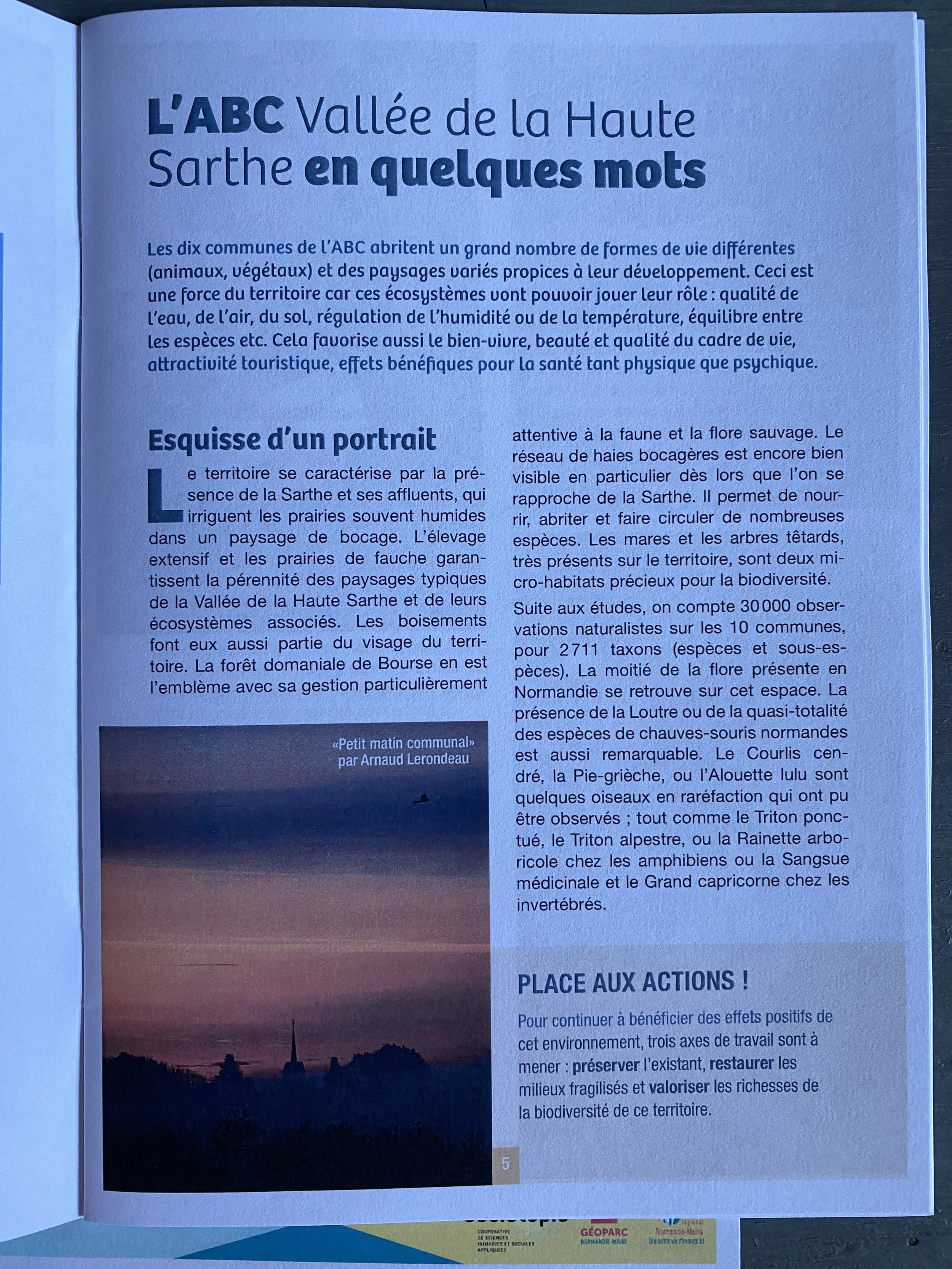 Page d'un livre avec titre en français : 'L'ABC Vallée de la Haute Sarthe en quelques mots'. Il y a un texte descriptif, un fond coloré en basse partie avec un coucher de soleil ou une scène de crépuscule, et un fond clair pour le texte principal.