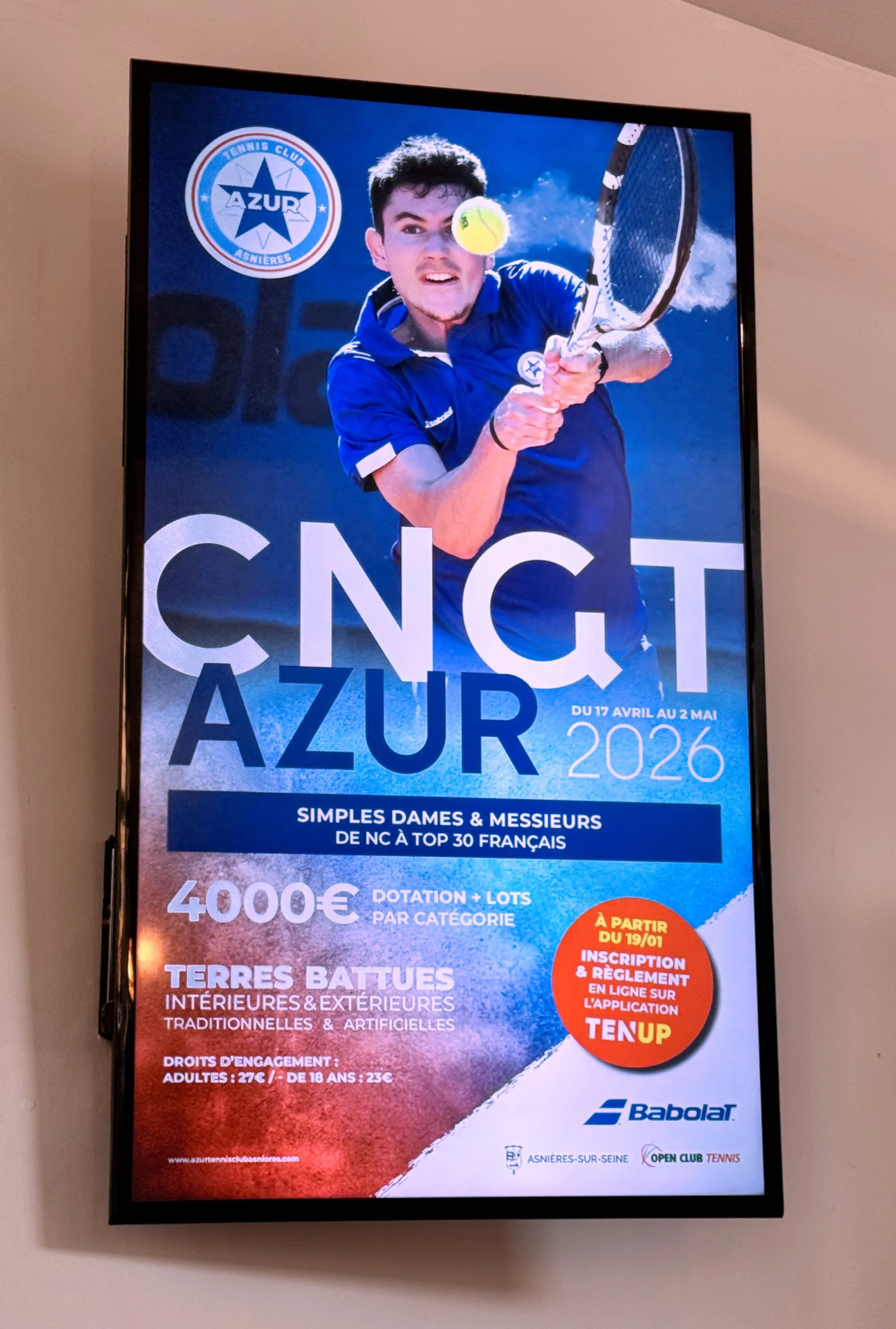 Affiche promotionnelle pour un tournoi de tennis Azur à Asnières, du 17 avril au 2 mai 2026, avec un joueur de tennis en action, logo du club Azur, details sur les droits d'engagement, paiement, et inscription en ligne.