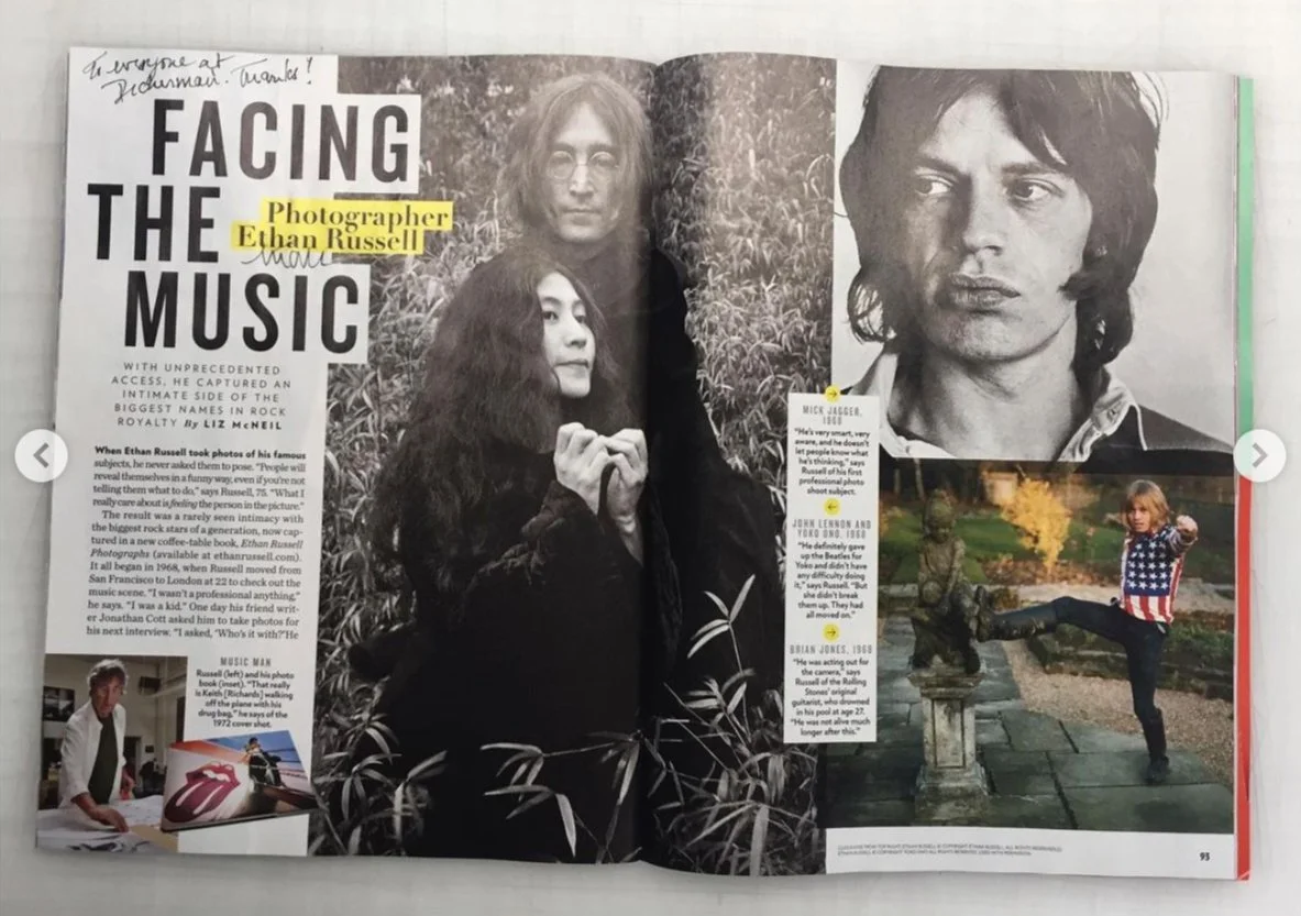 Page de magazine avec des photos de personnes célèbres, dont Ethan Russell, Mick Jagger, John Lennon, Yoko Ono, Brian Jones, et un enfant faisant du yoga, avec des textes descriptifs