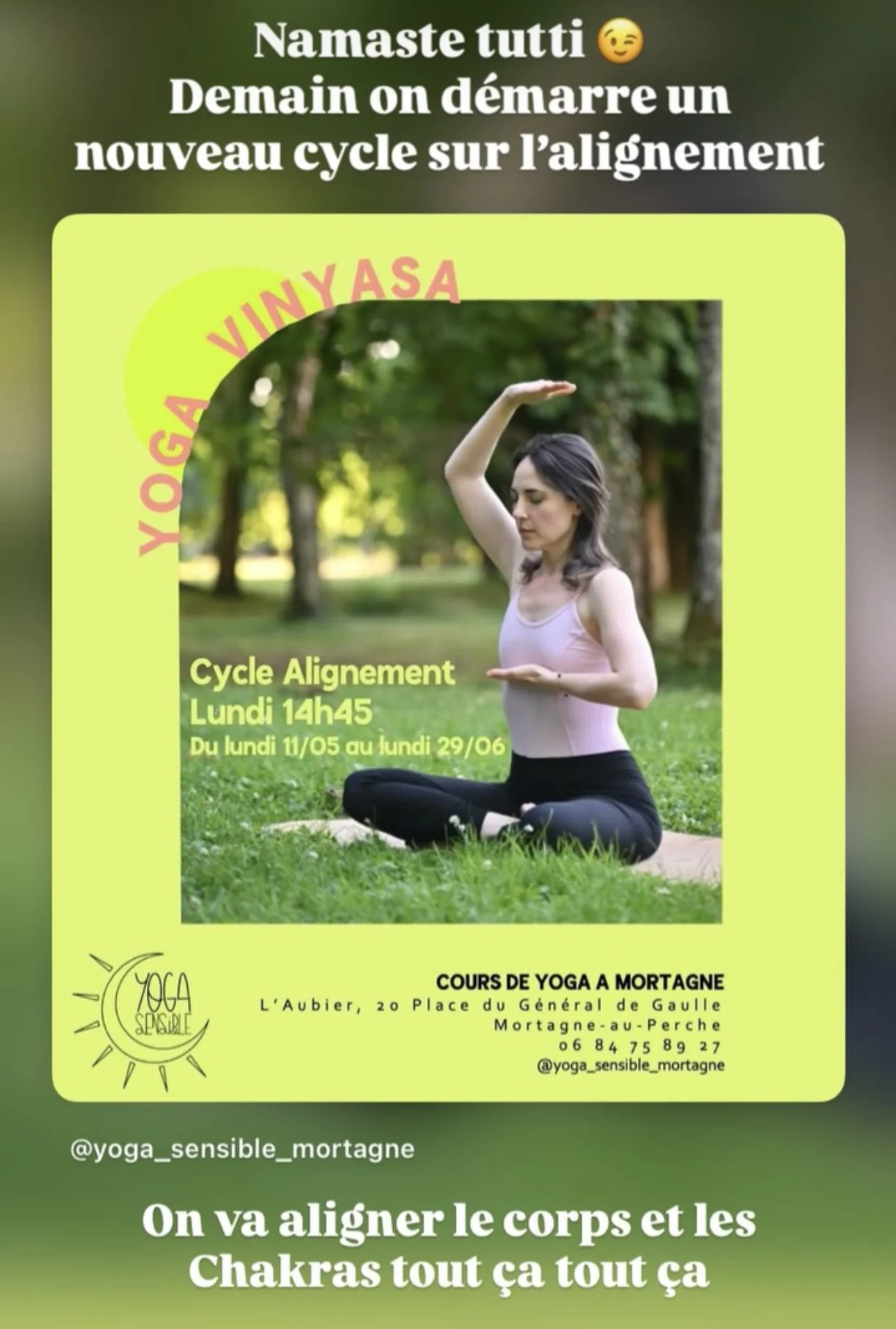 Affiche annonçant des cours de yoga à Mortagne, avec une femme en posture de yoga dans un parc, texte en français présentant le programme et l'emplacement.
