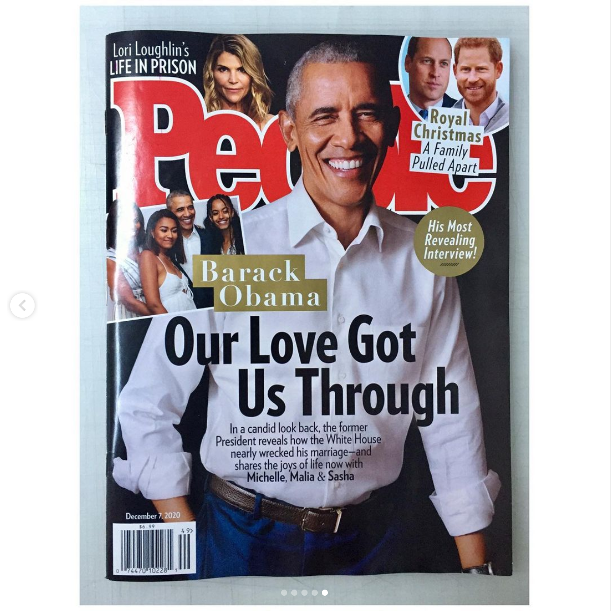 Couverture de magazine People avec une photo de Barack Obama en première plan, souriant, portant une chemise blanche à manches relevées. En arrière-plan, plusieurs autres personnes, y compris Michelle Obama, Sasha, et Malia Obama, souriant. Titre pri