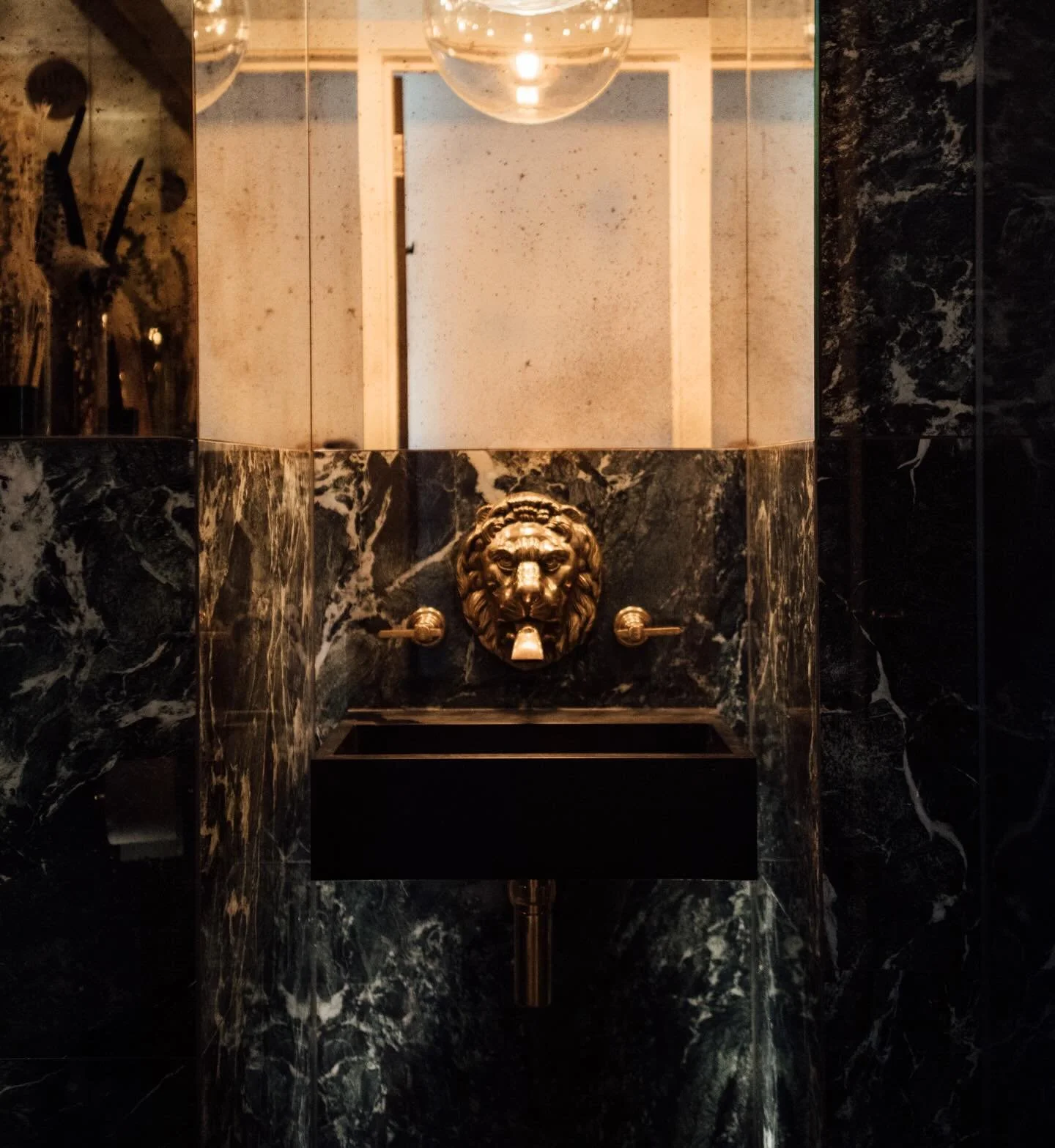 Systems that serve the space

Lanterns designs and installs meticulous electrical and plumbing systems that support how a space looks, feels and flows. We work with light, heat, water and power: the quiet essentials behind comfort, performance and ex