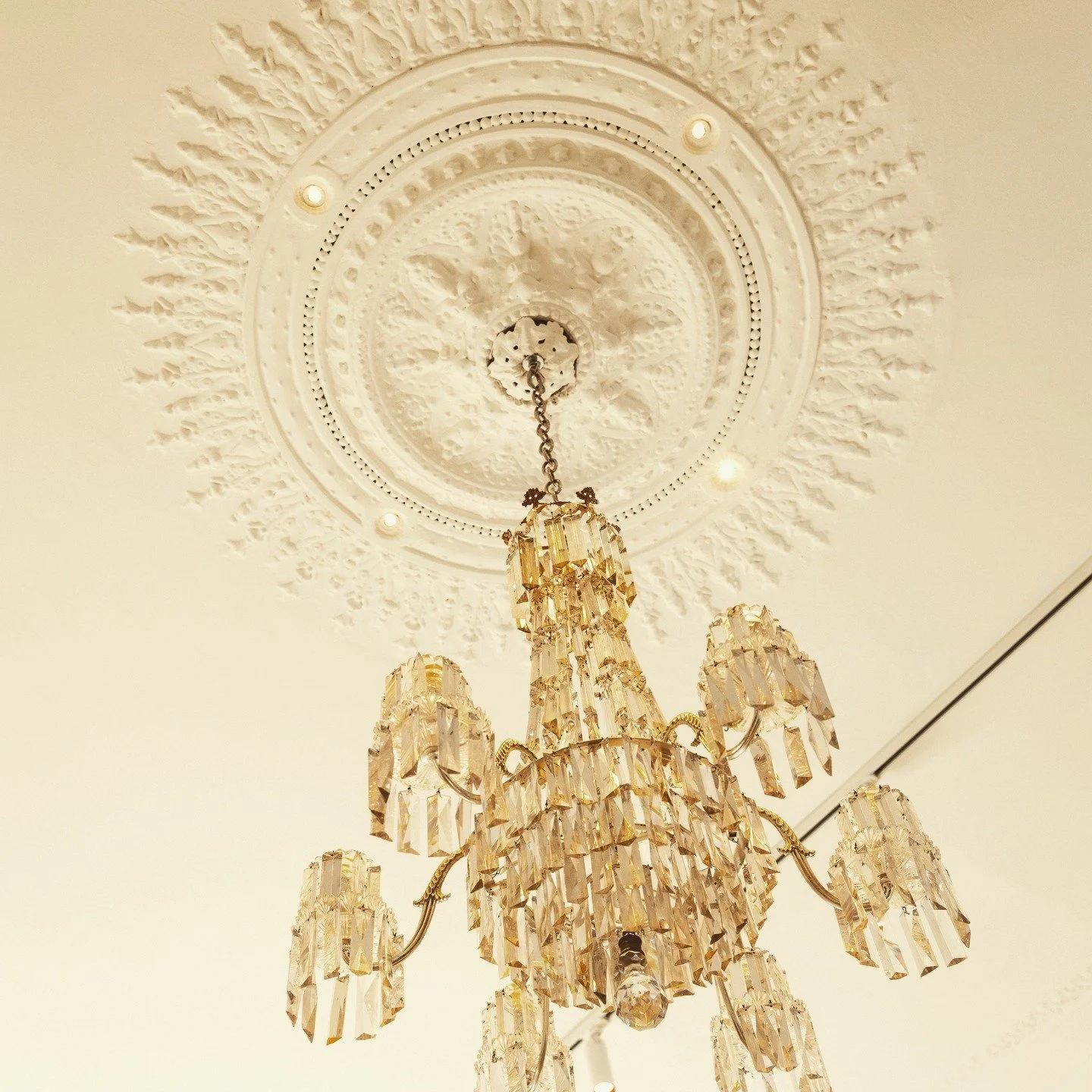 Happy Monday!! This beautiful chandelier was not electrified, that doesn't mean it can't shine bright.

More photos from this project to follow.

Thank you @allsquarelighting 
#Lanternslondon
#Chandelier 
#London