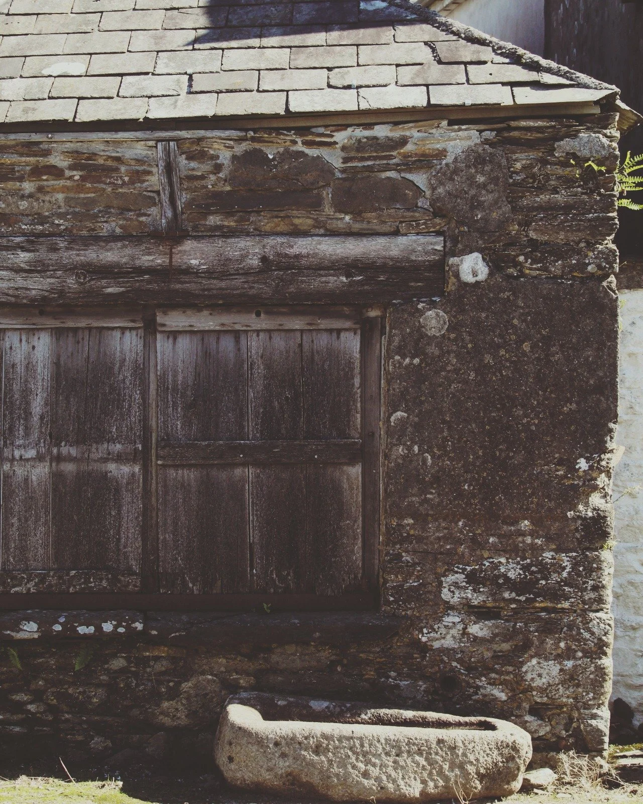 Some Cornish stone buildings from a few weeks ago when the sun was shinning 🌞

Textured misshaped stone walls still standing after hundreds of year. Moss and ferns rowing from small cracks. Ironmongery hanging as a reminded of years gone by.

The sm